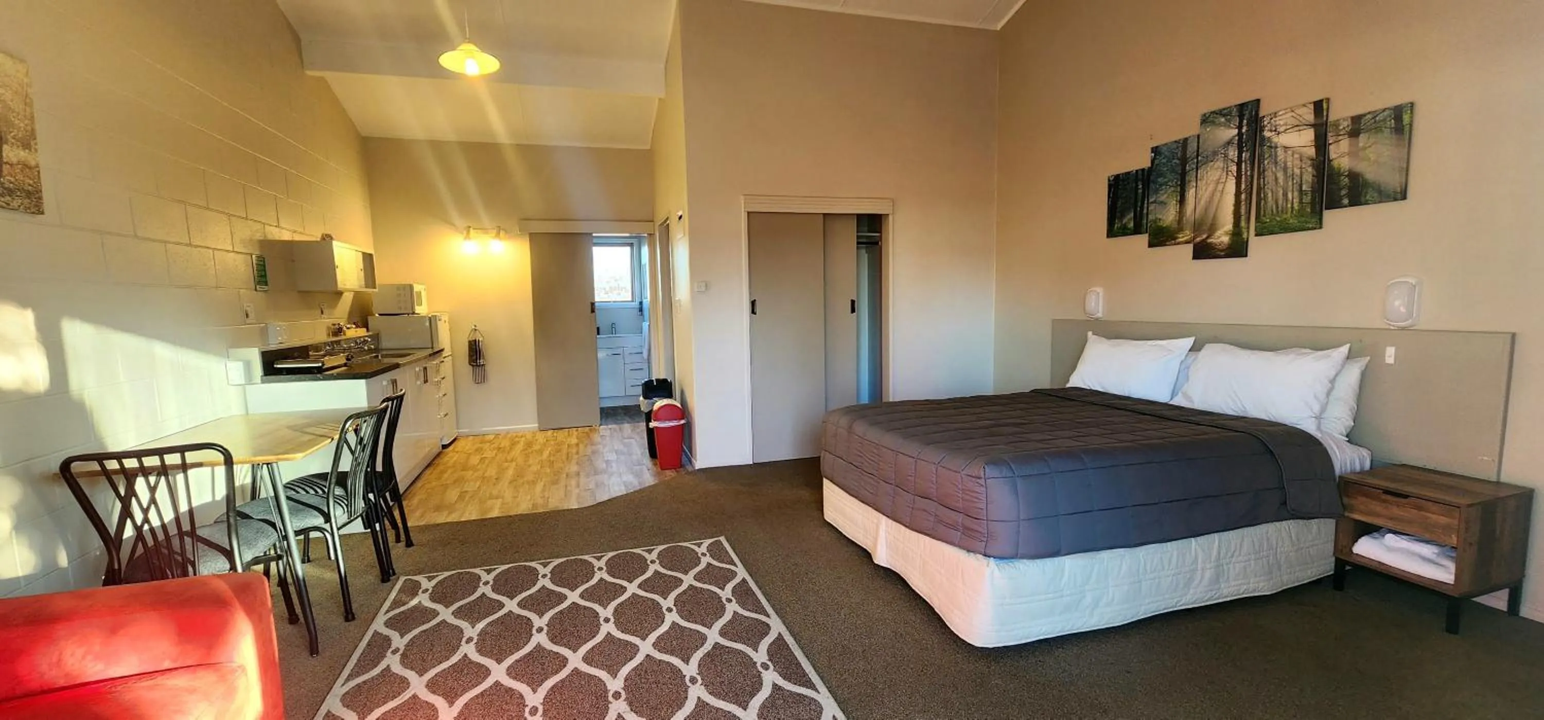 Living room, Bed in Acorn Estate Motel