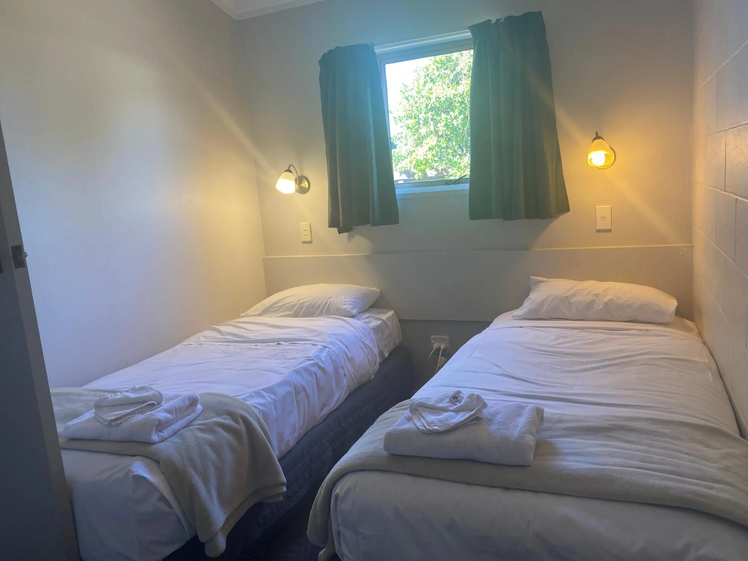 Bed in Acorn Estate Motel