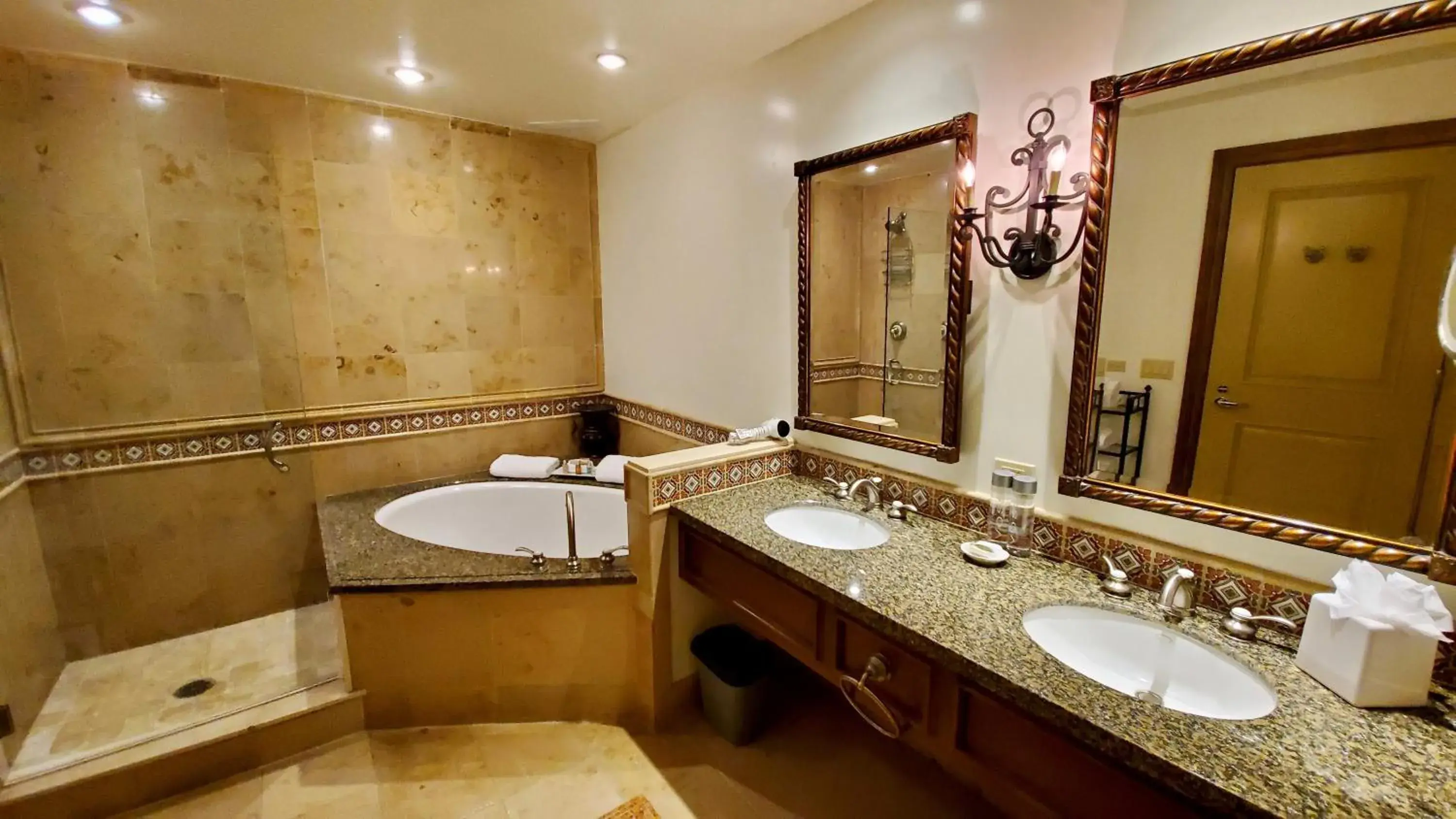 Deluxe Queen Room with Two Queen Beds in Harbor View Inn Deluxe Queen Room with Two Queen Beds in Harbor View Inn