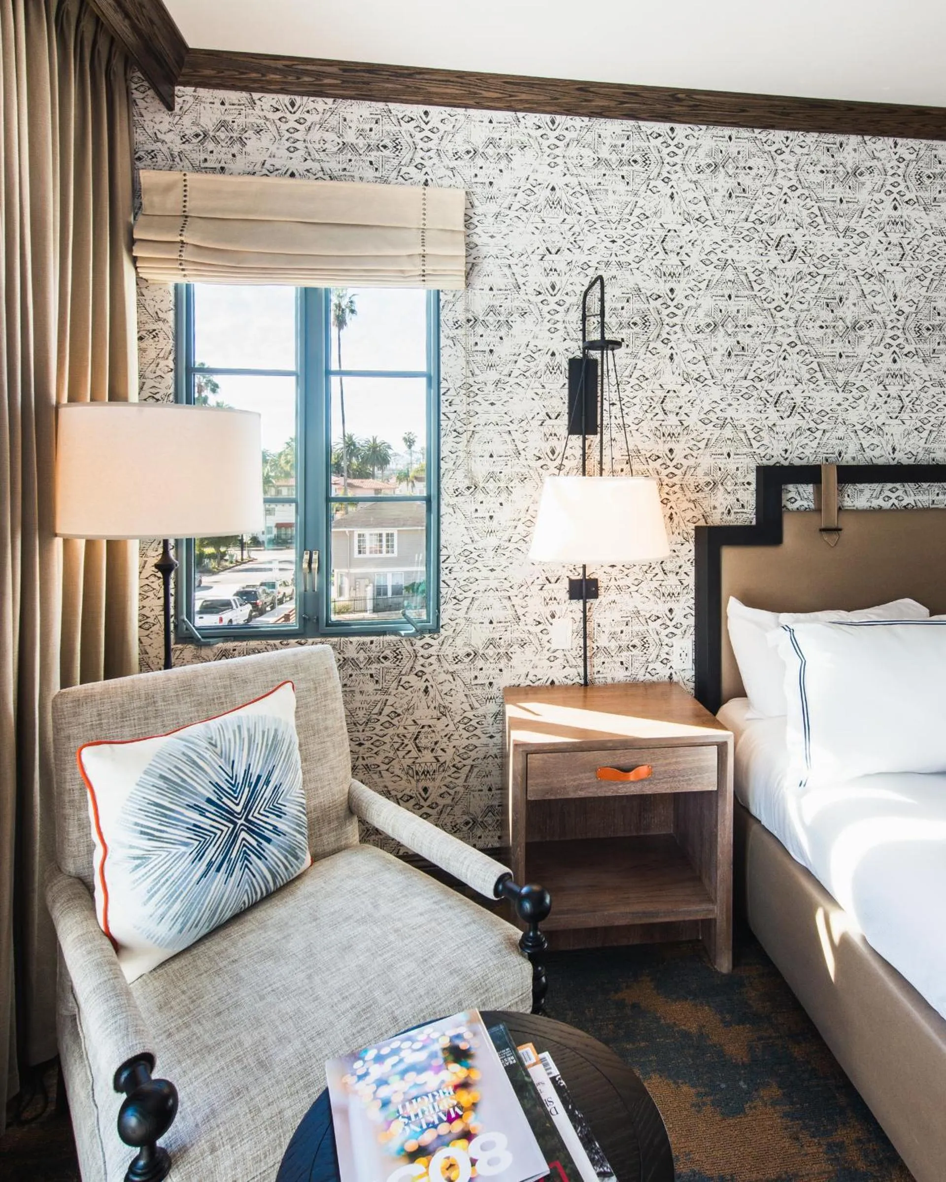 Seating area, Bed in Harbor View Inn