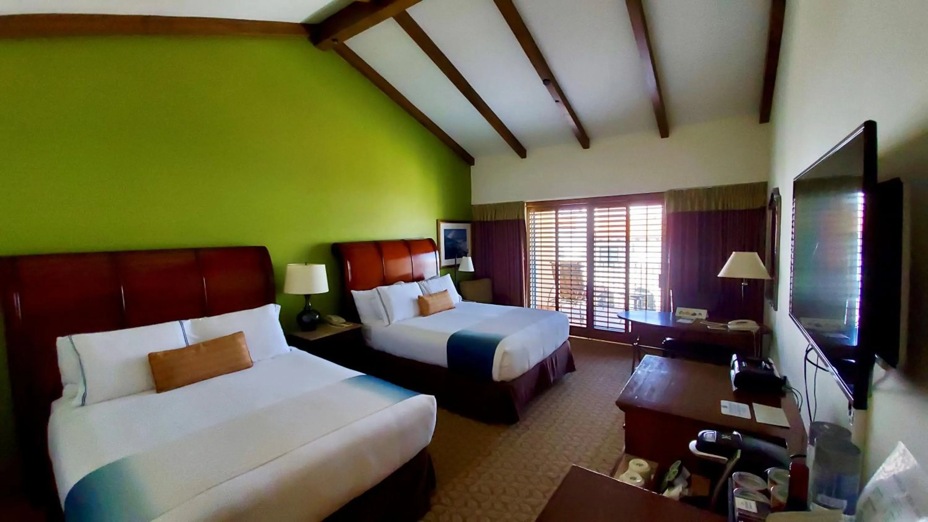 Photo of the whole room, Bed in Harbor View Inn