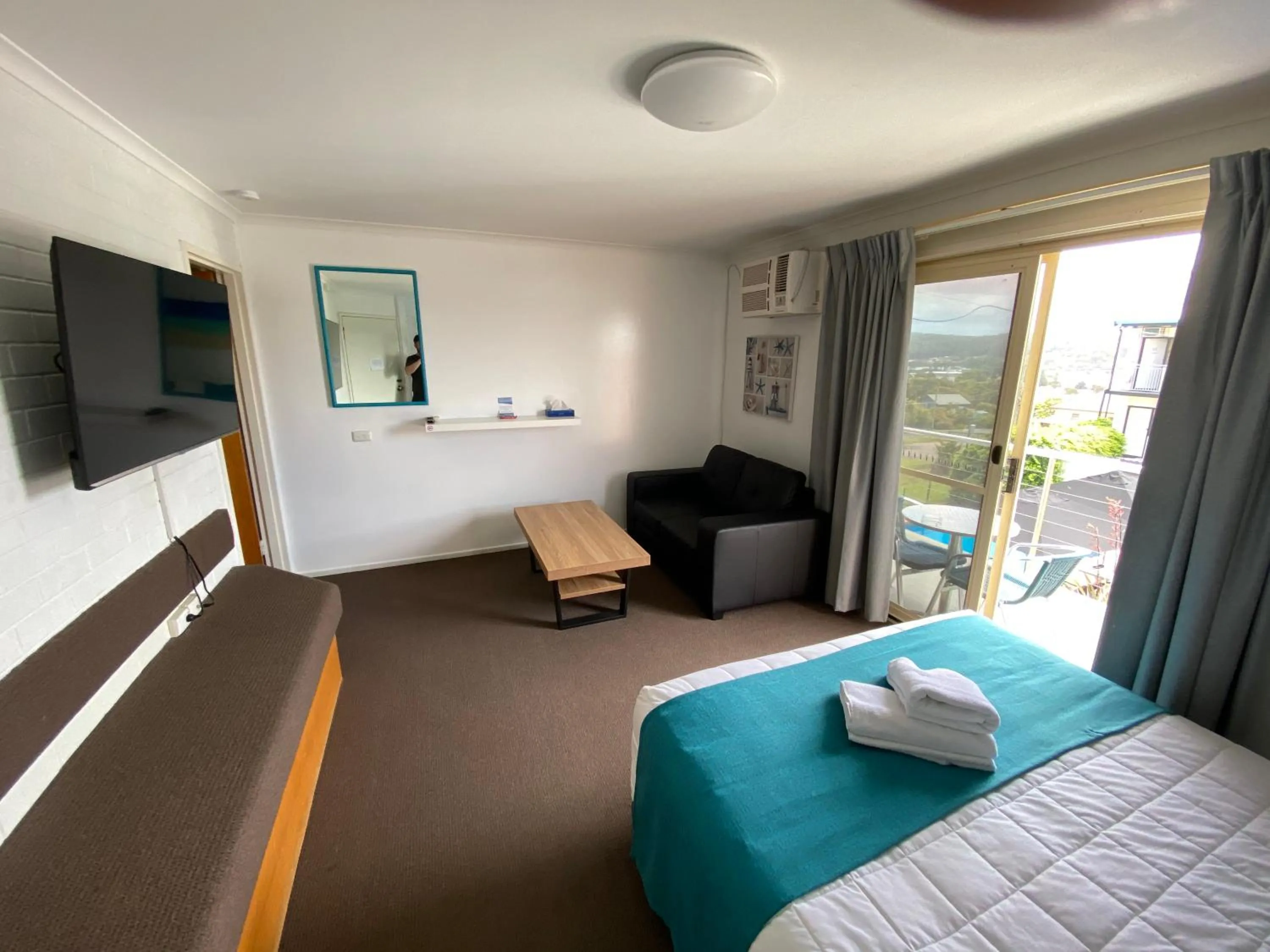 Bed in Top of the Town Motor Inn