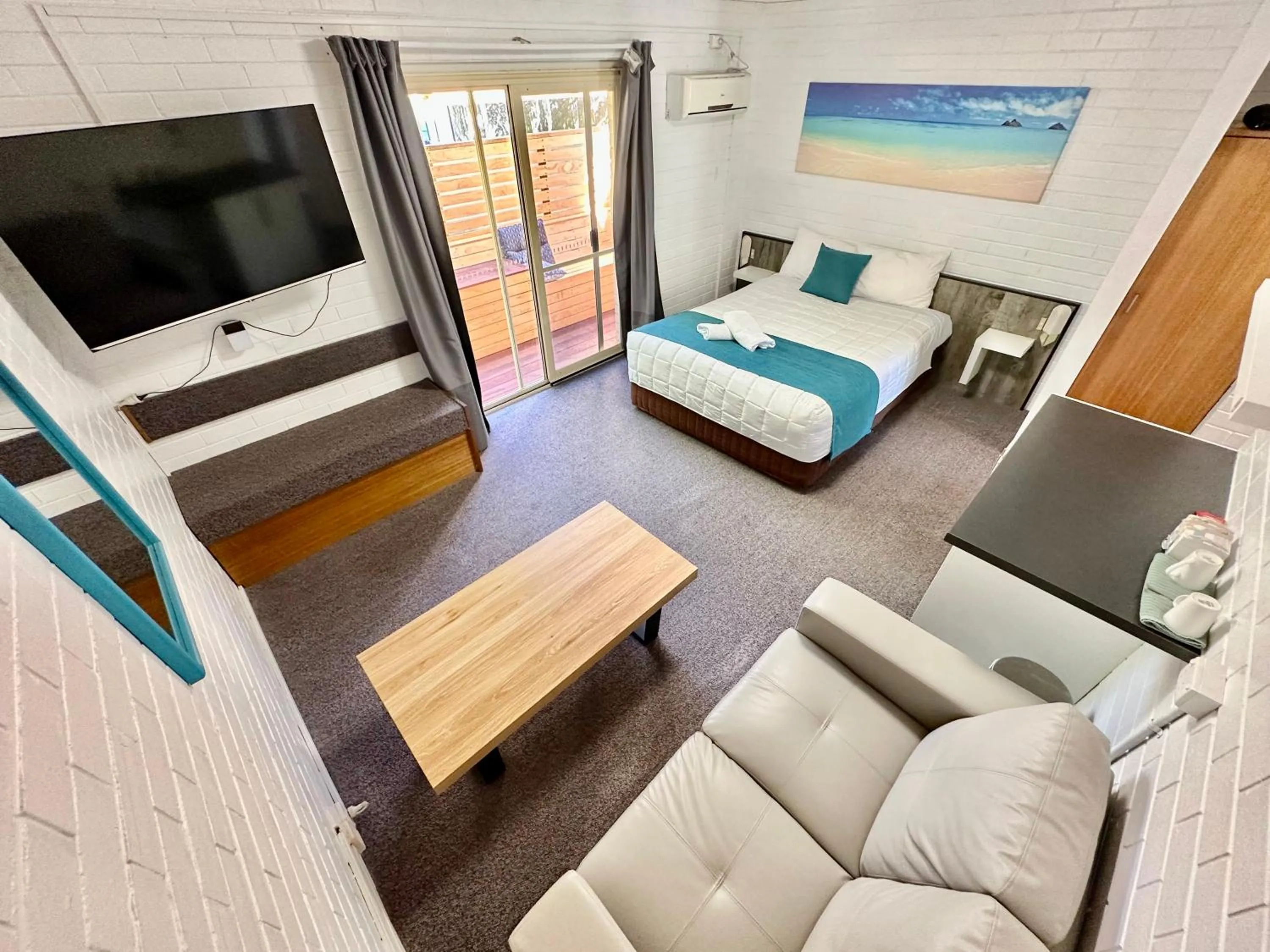 Bed in Top of the Town Motor Inn