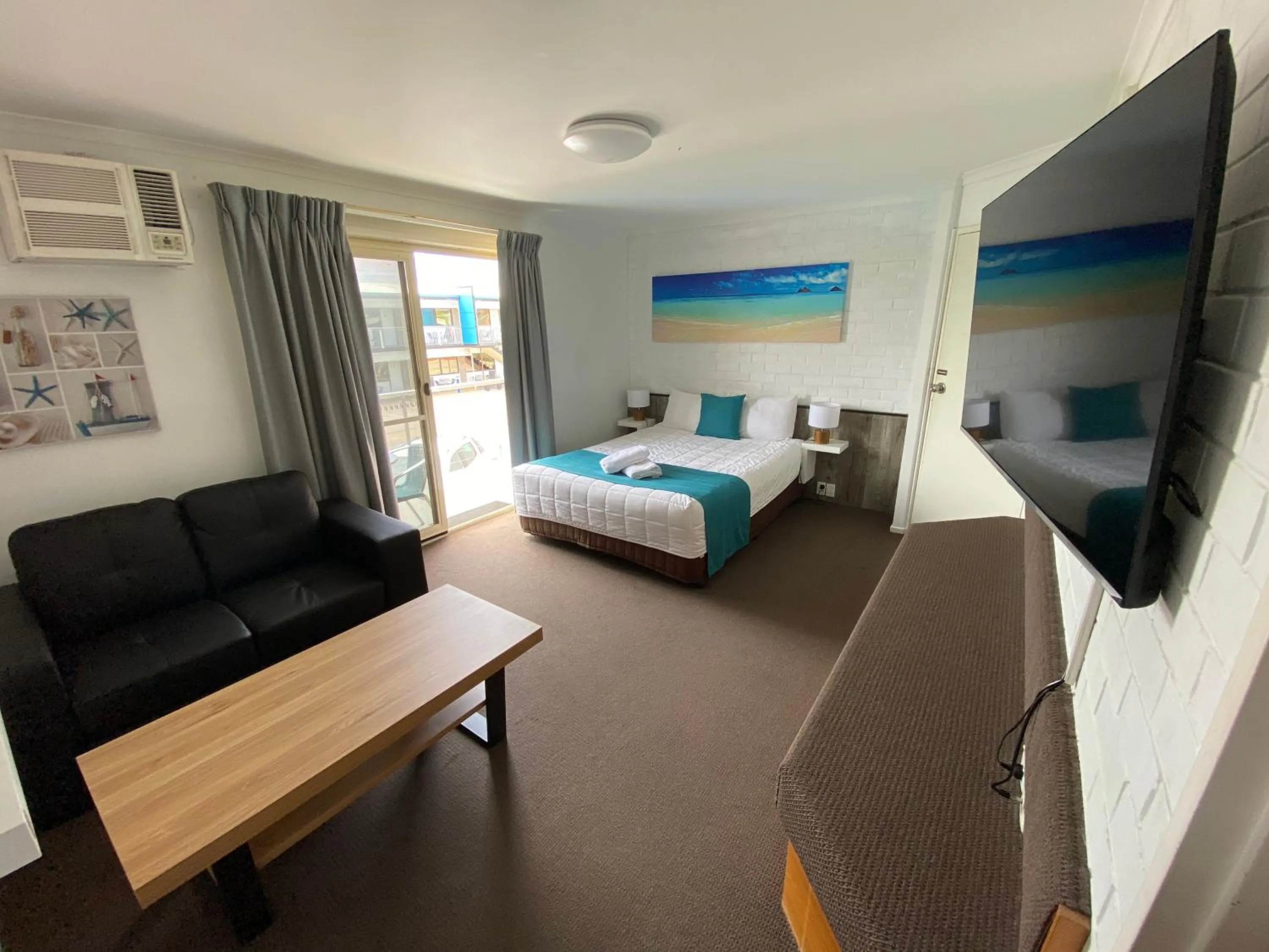 Bed in Top of the Town Motor Inn