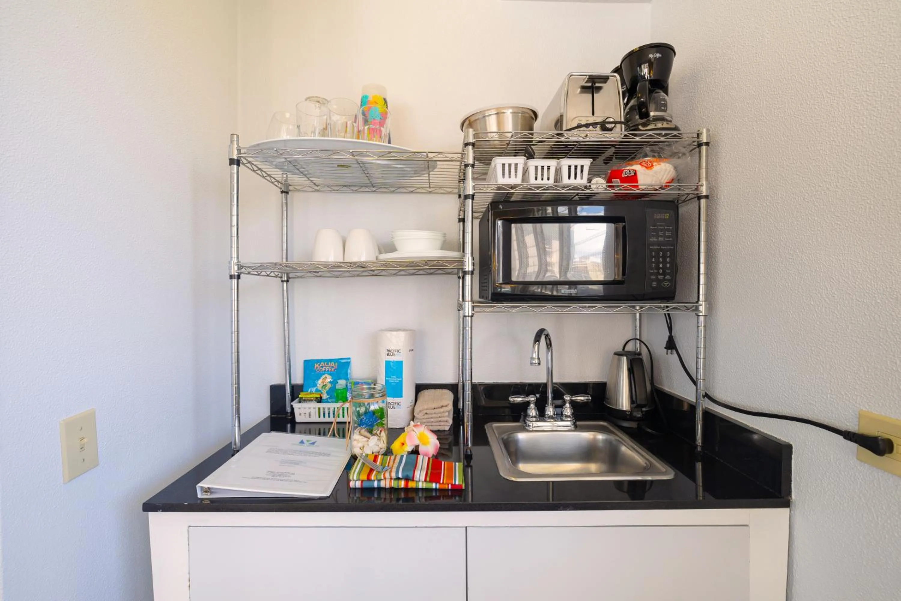 Kitchen or kitchenette in Beautiful Studio in the Heart of Vibrant Waikiki