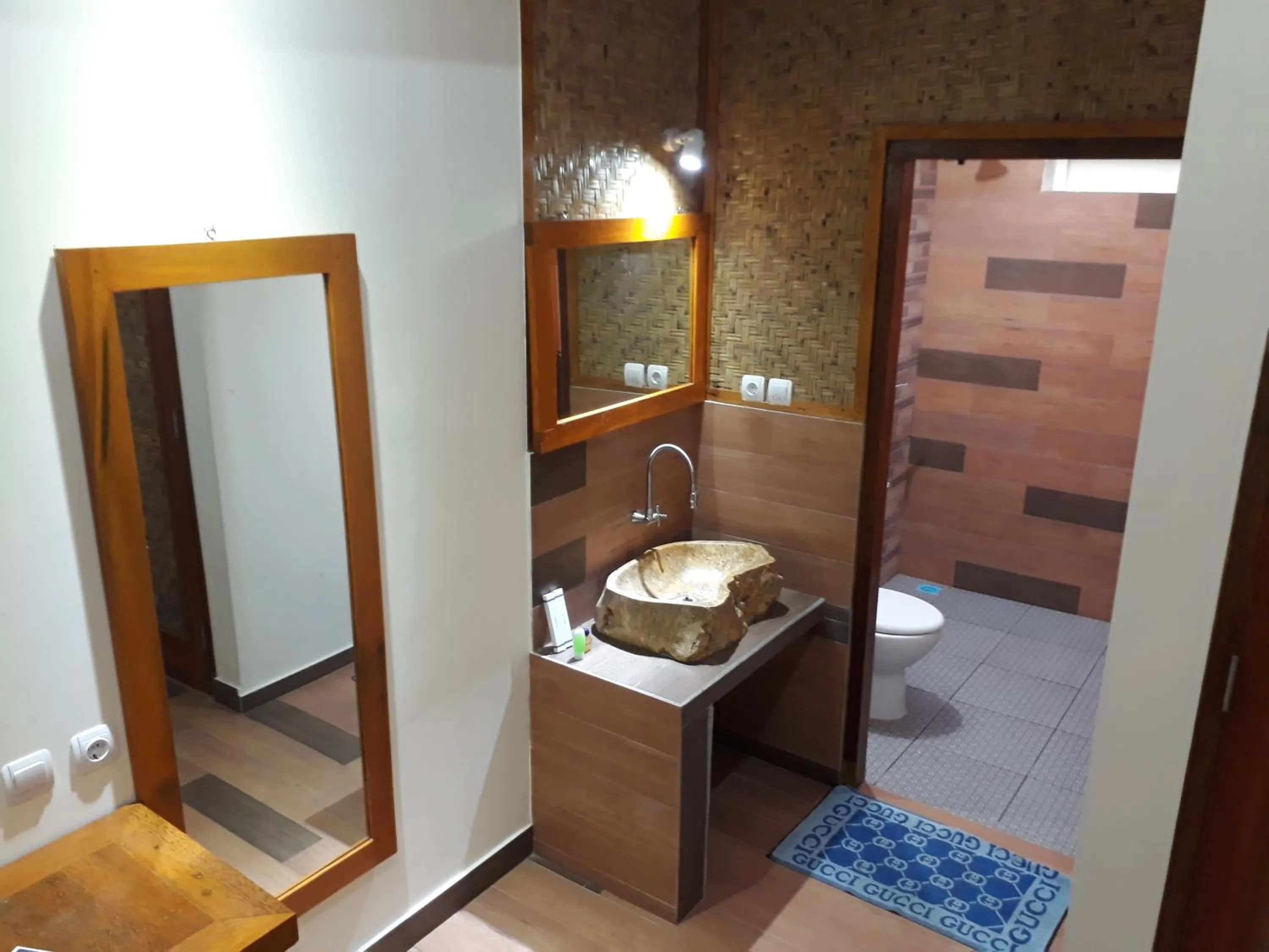 Shower in Balenta Bungalow Gili Trawangan