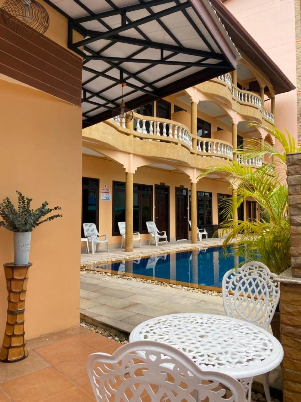 Swimming pool in Baan Sudarat Hotel