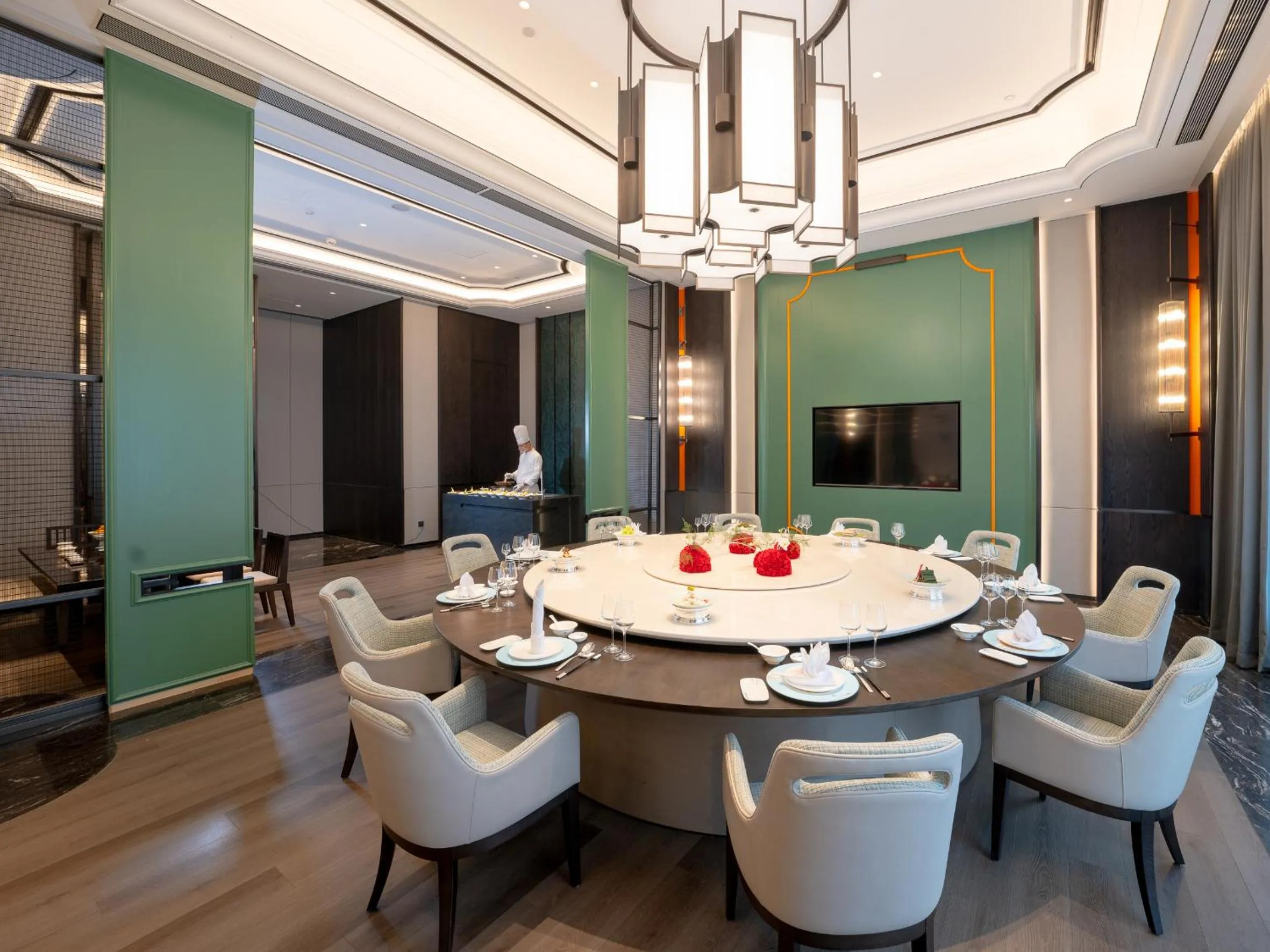 Restaurant/places to eat in Kingdom Hotel