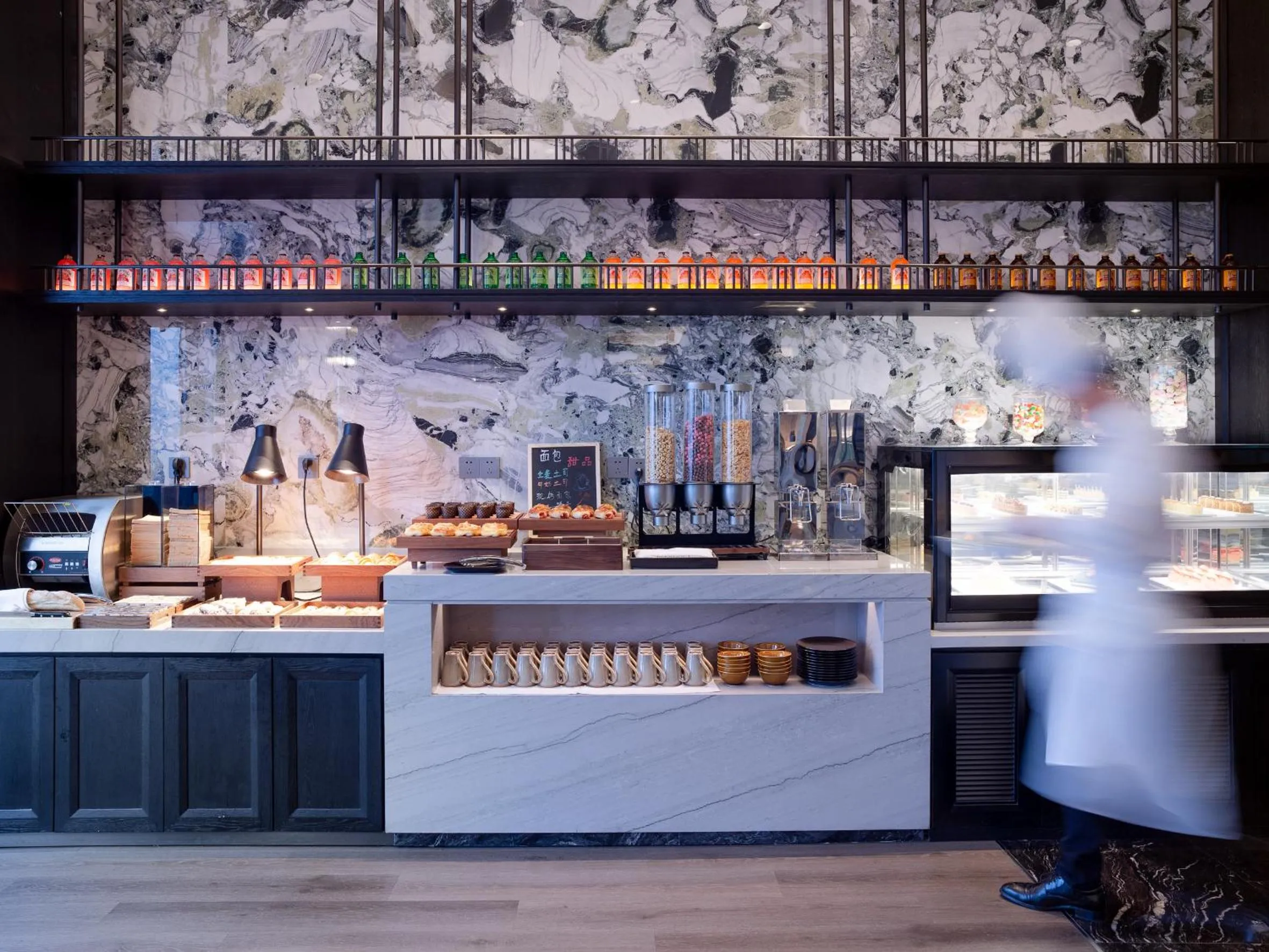 Restaurant/places to eat in Kingdom Hotel