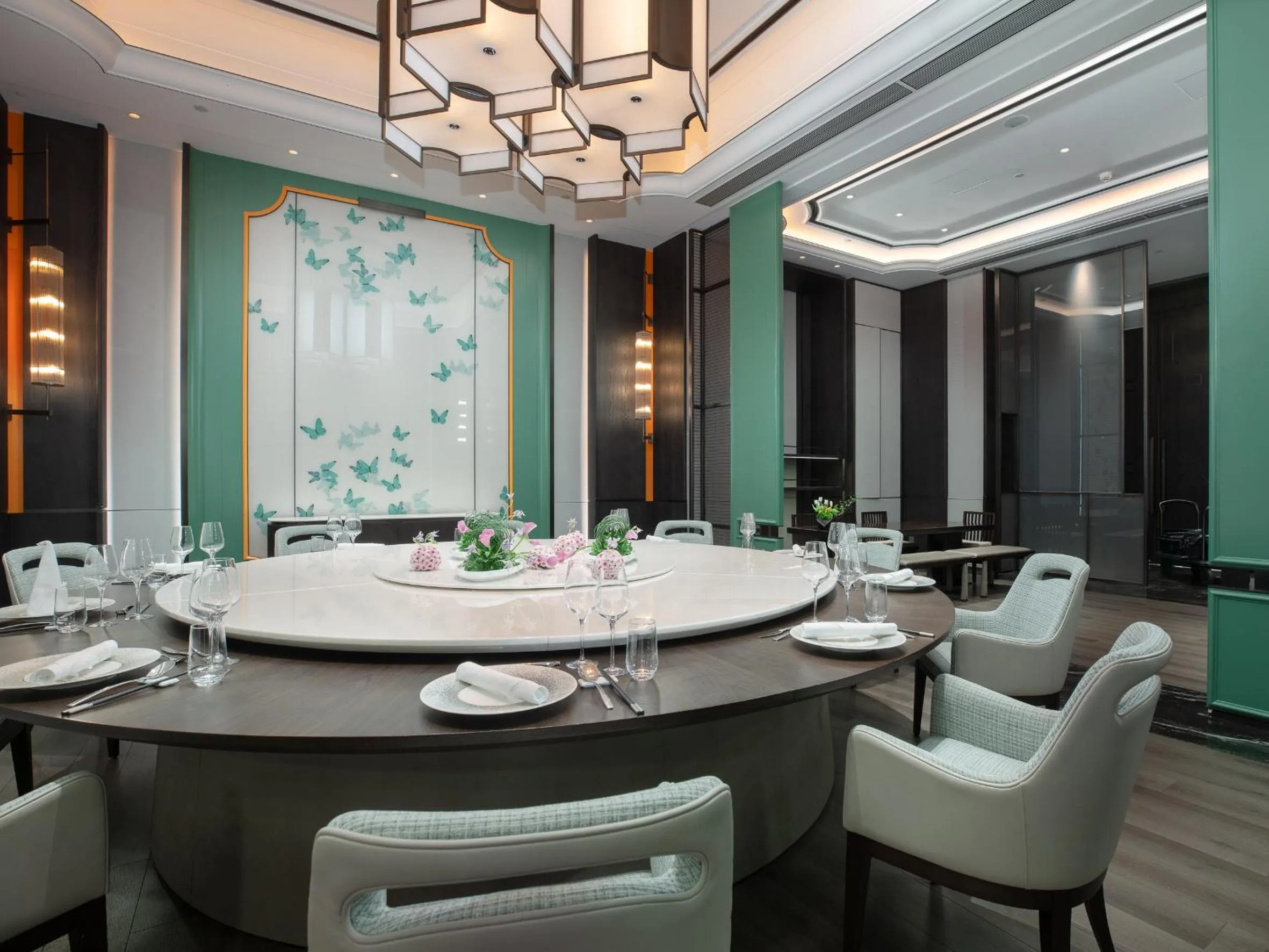 Restaurant/places to eat in Kingdom Hotel