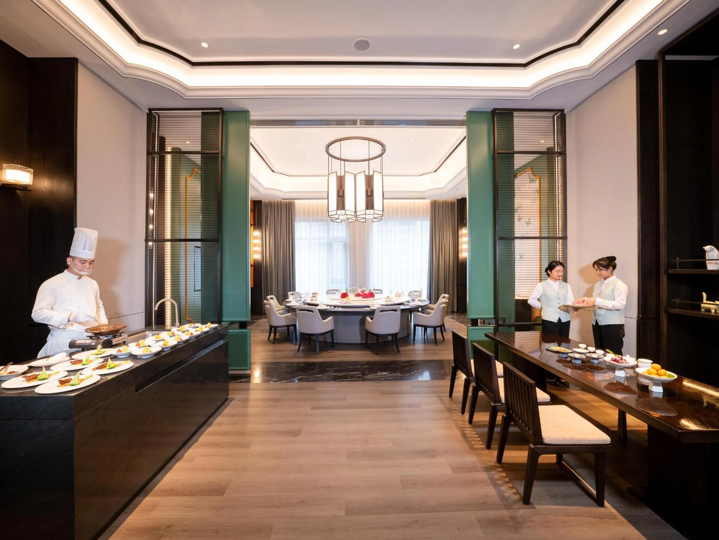 Restaurant/places to eat in Kingdom Hotel