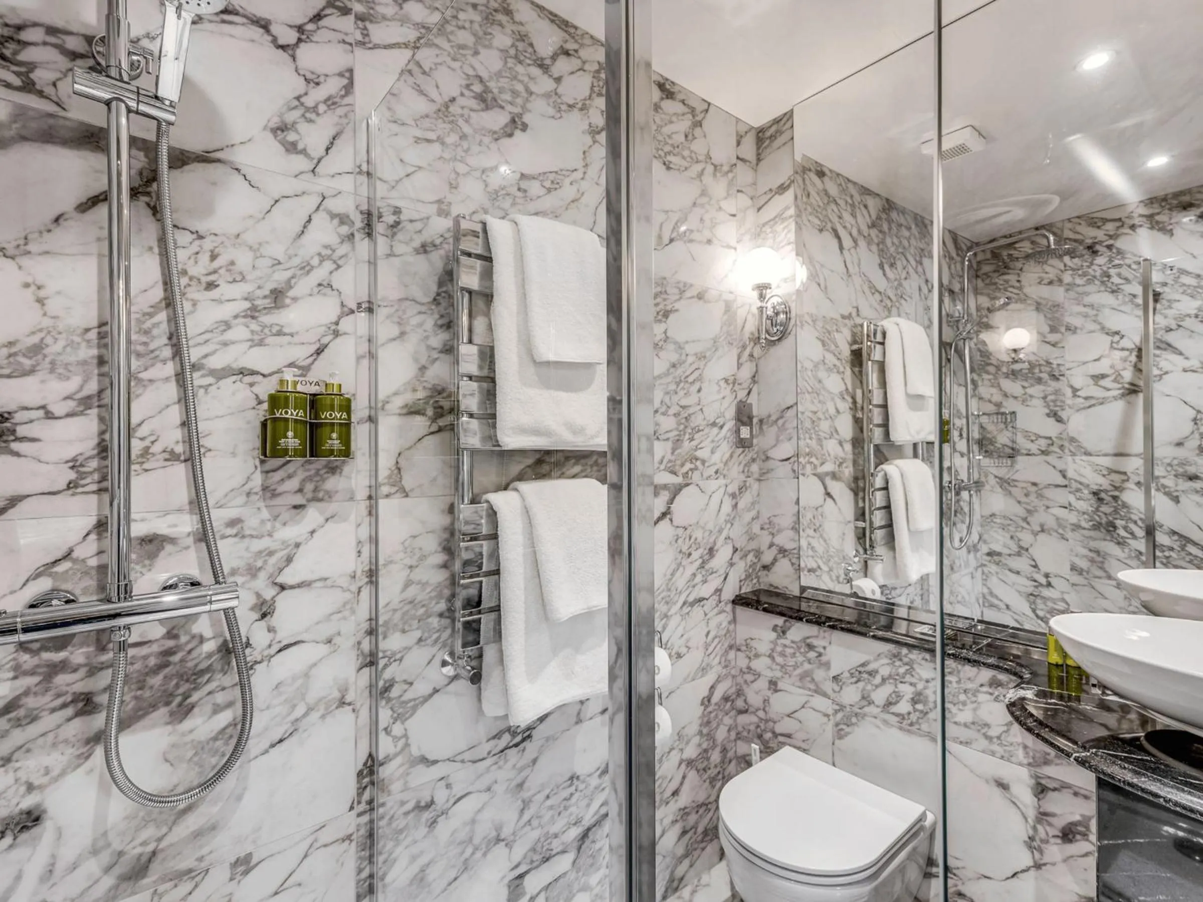 Bathroom in Stauntons on the Green Hotel