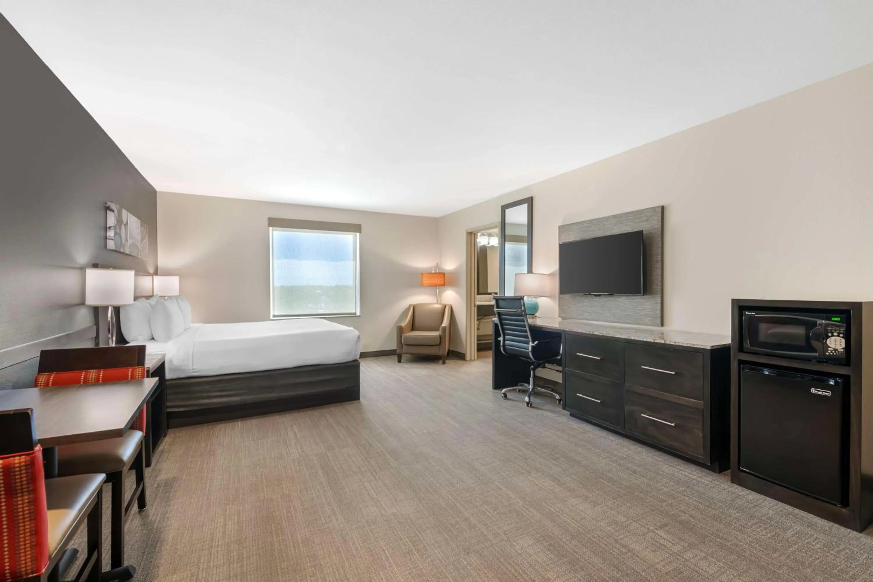 Photo of the whole room, Bed in Magnolia Pointe; BW Signature Collection