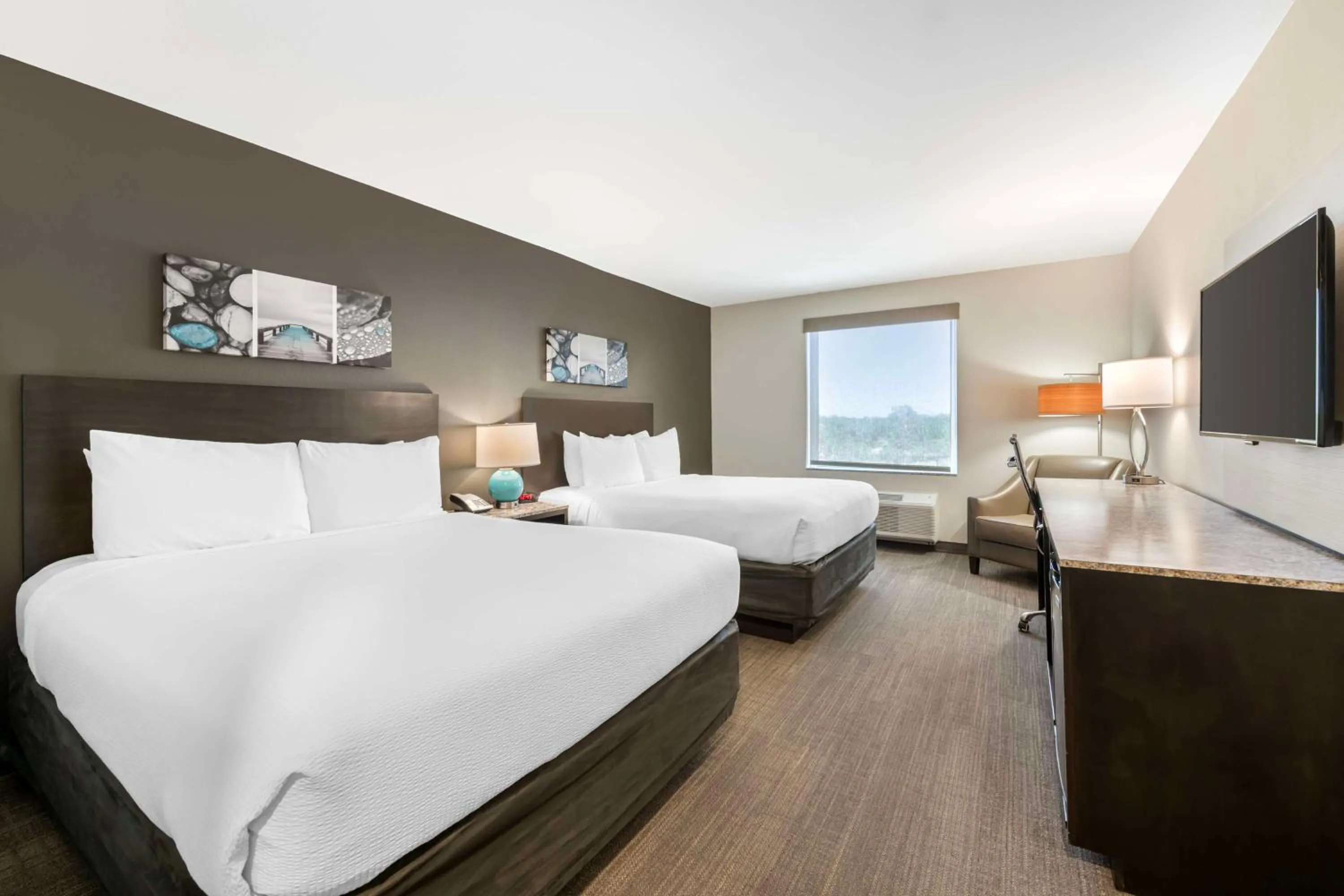 Bedroom, Bed in Magnolia Pointe; BW Signature Collection