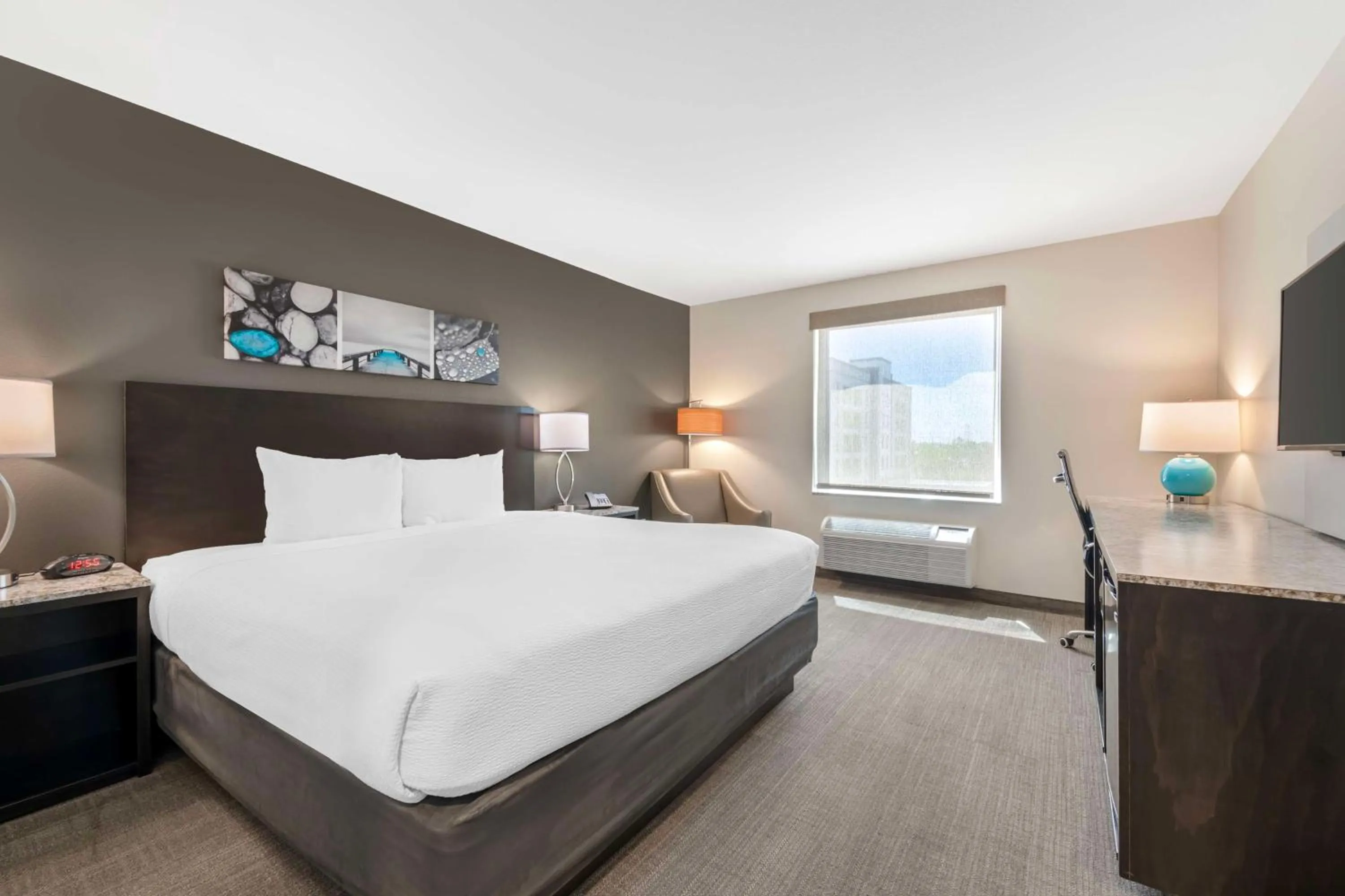 Bedroom, Bed in Magnolia Pointe; BW Signature Collection