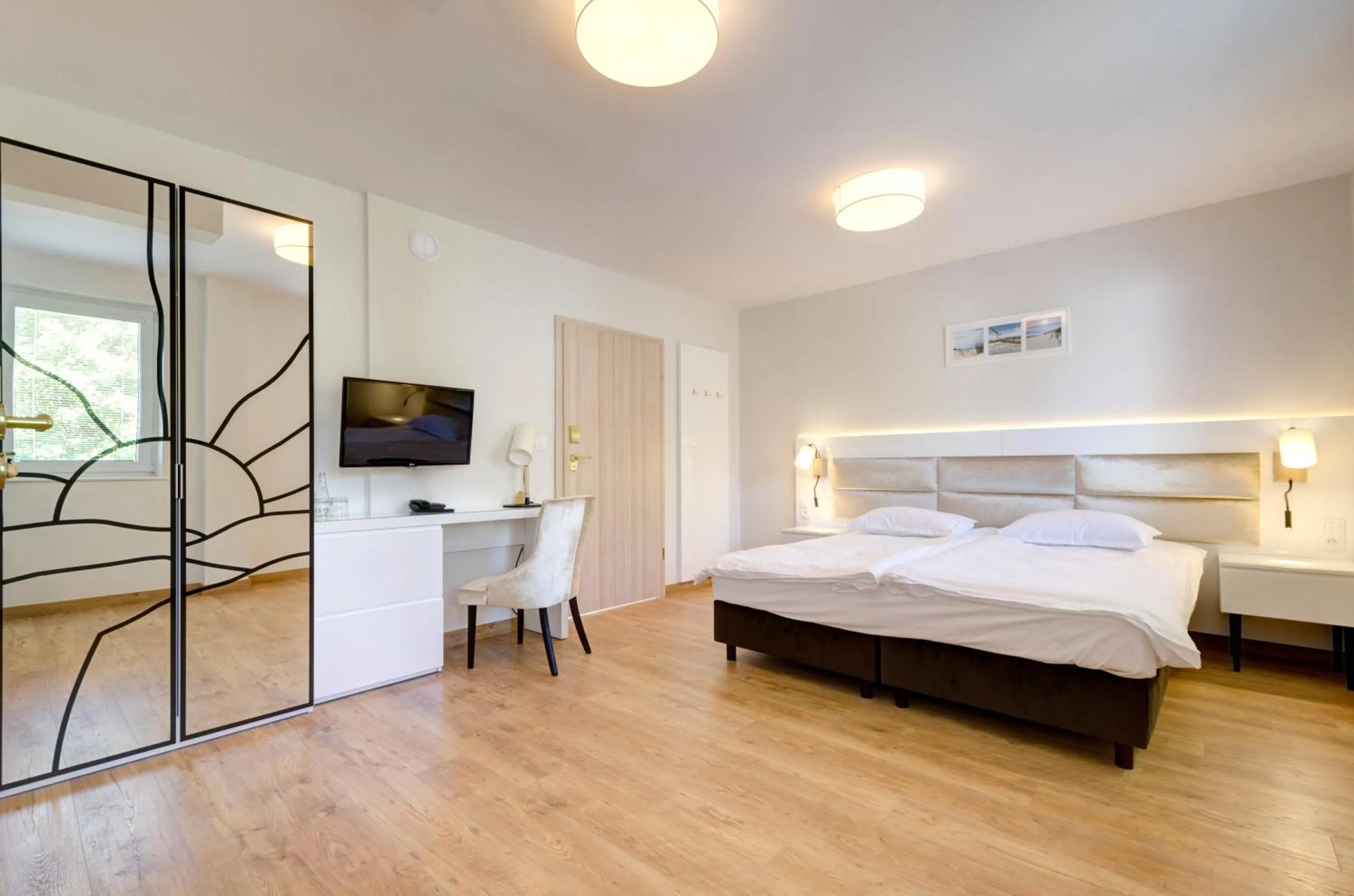 Photo of the whole room, Bed in The Sun by Lubicz