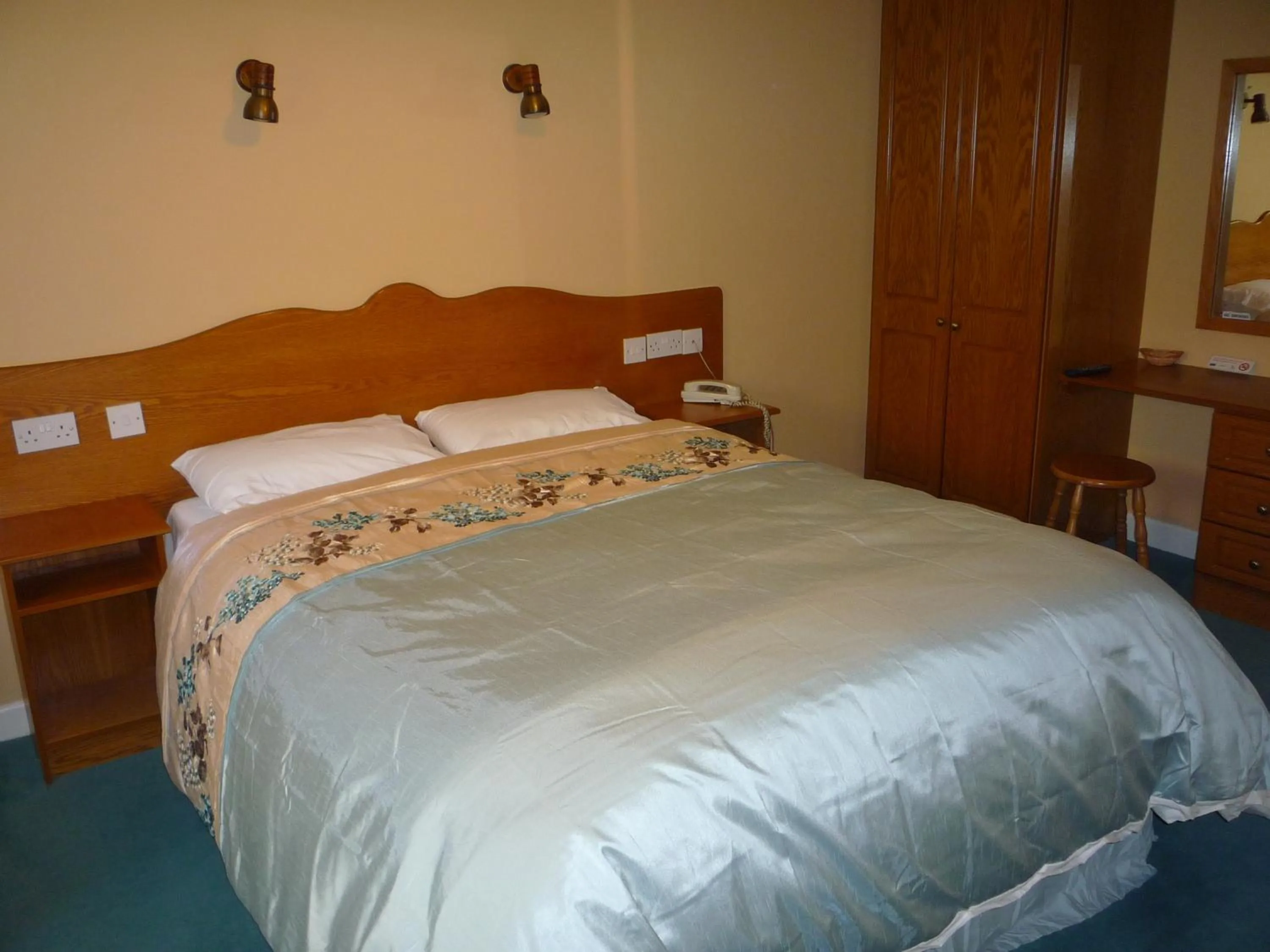 Bedroom, Bed in Diamond Hill Country House