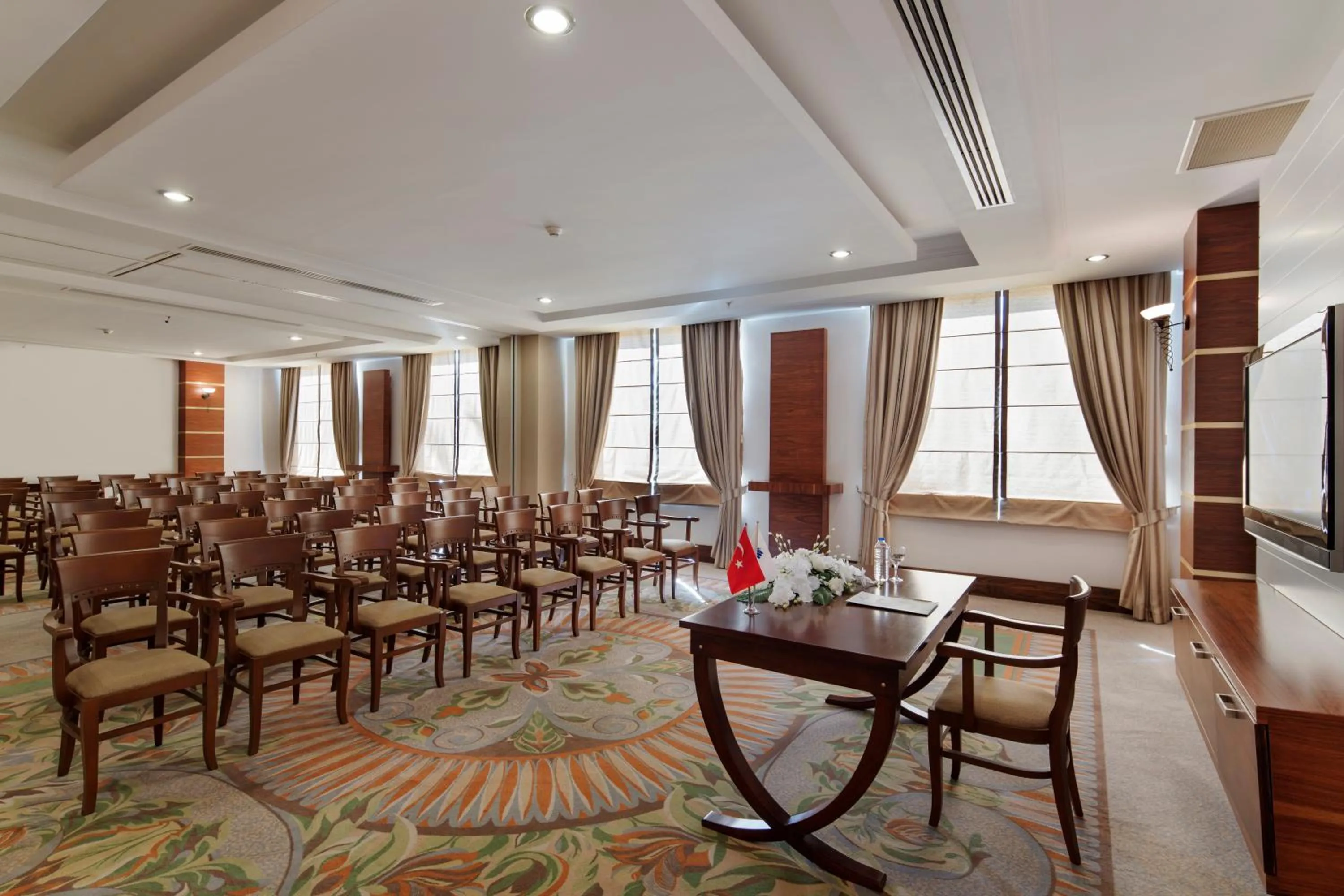 Communal lounge/ TV room in Saphir Resort & Spa