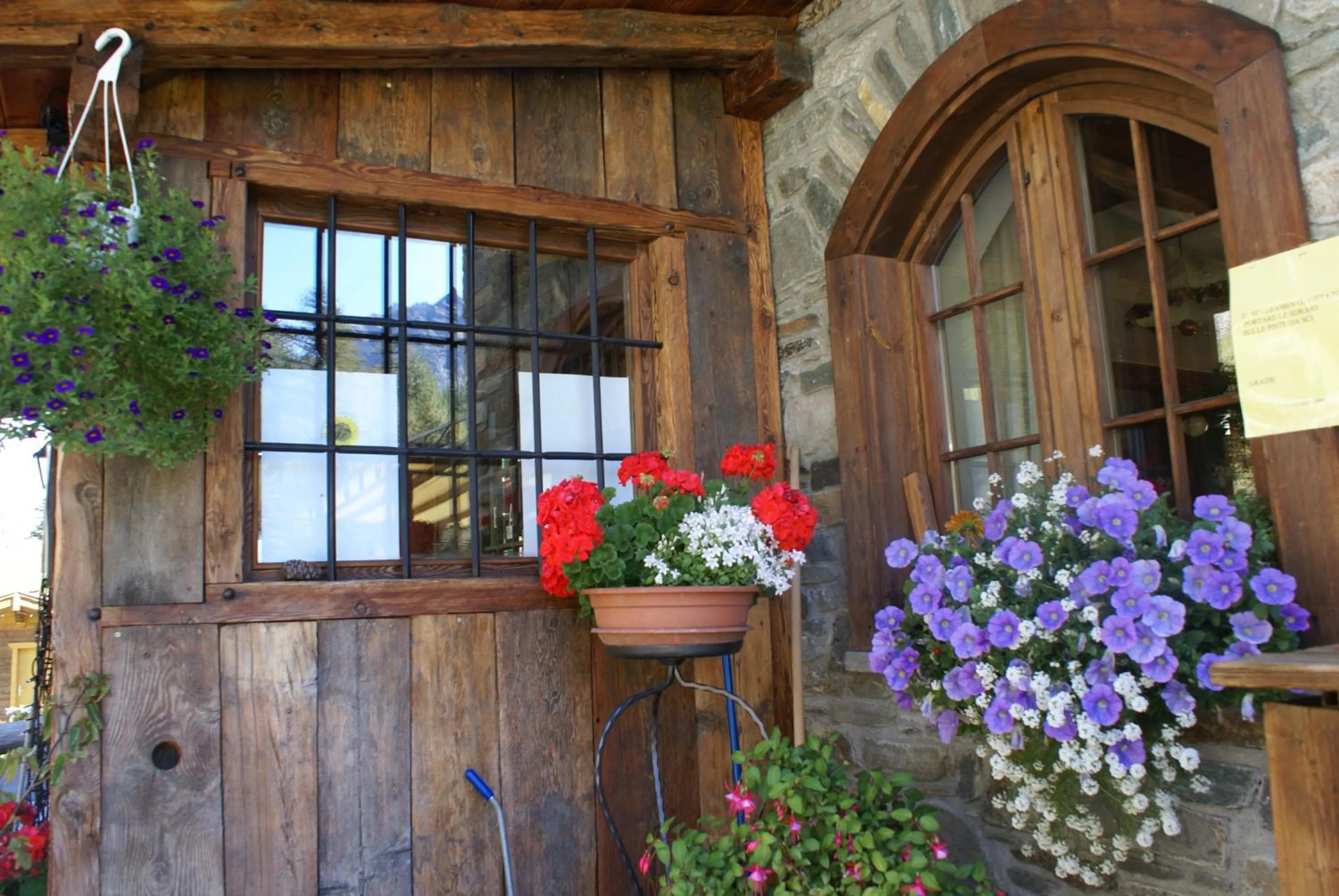 Facade/entrance in Albergo Boule de Neige