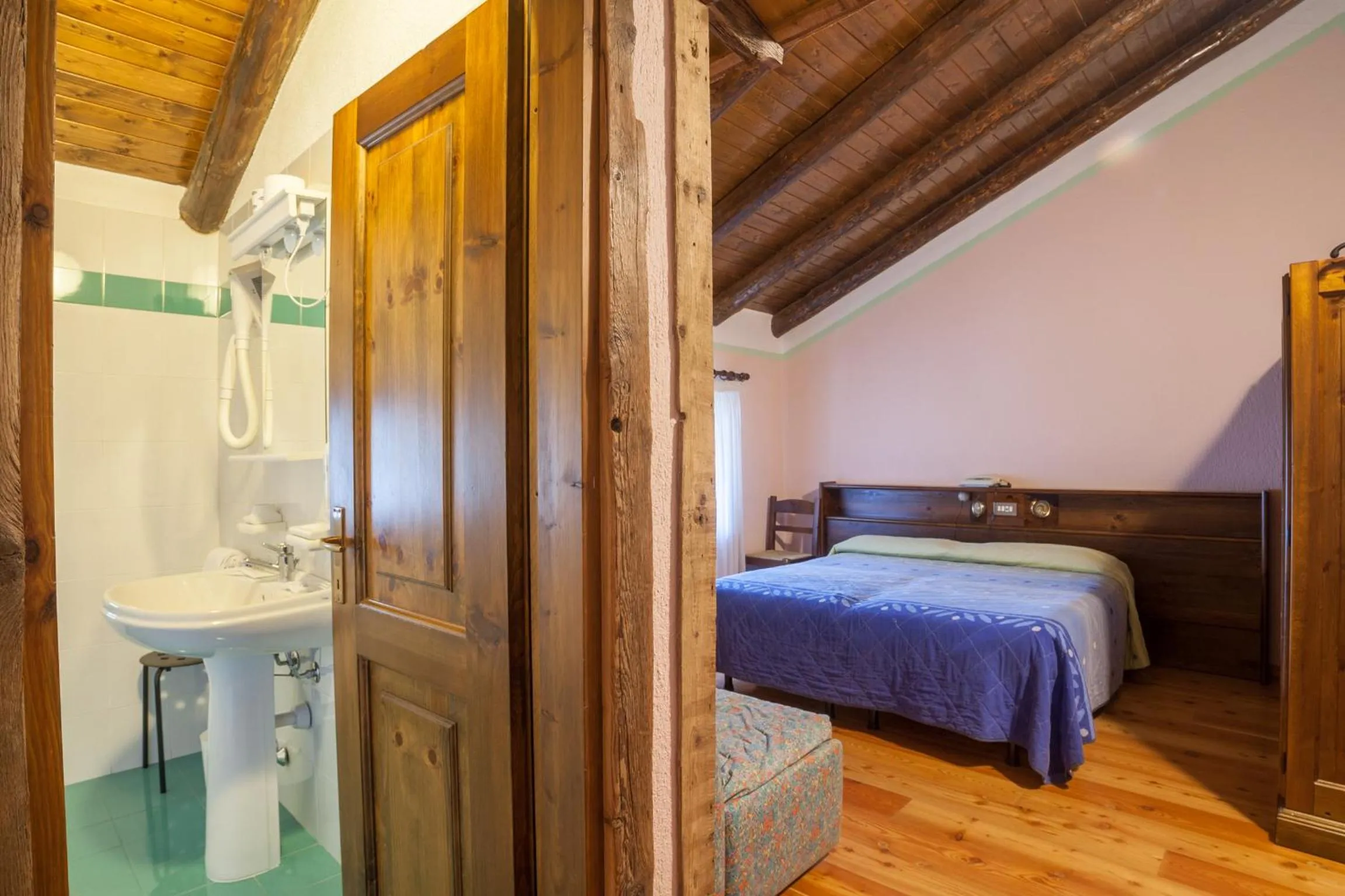 Bathroom, Bed in Albergo Boule de Neige