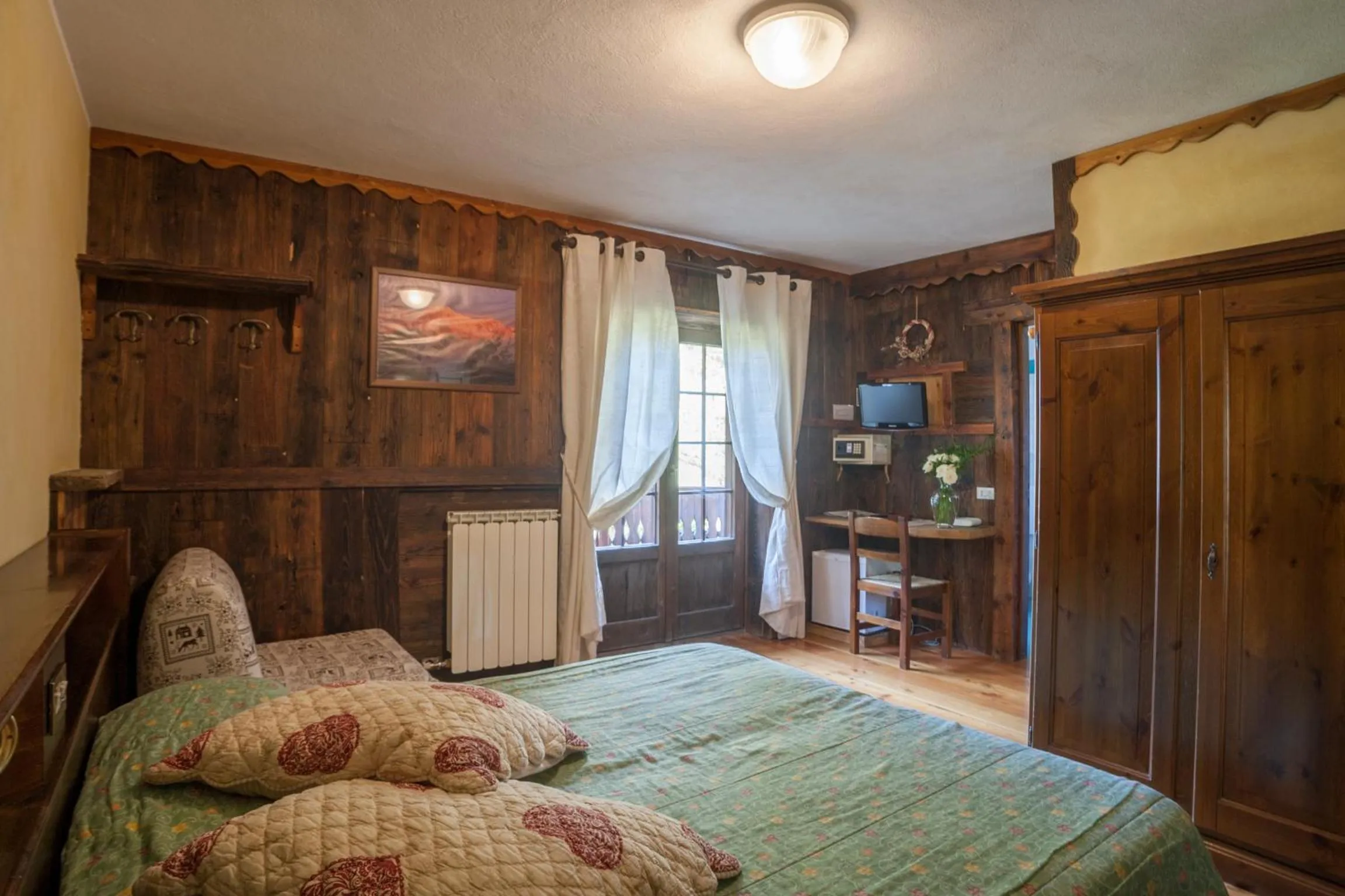 Photo of the whole room, Bed in Albergo Boule de Neige