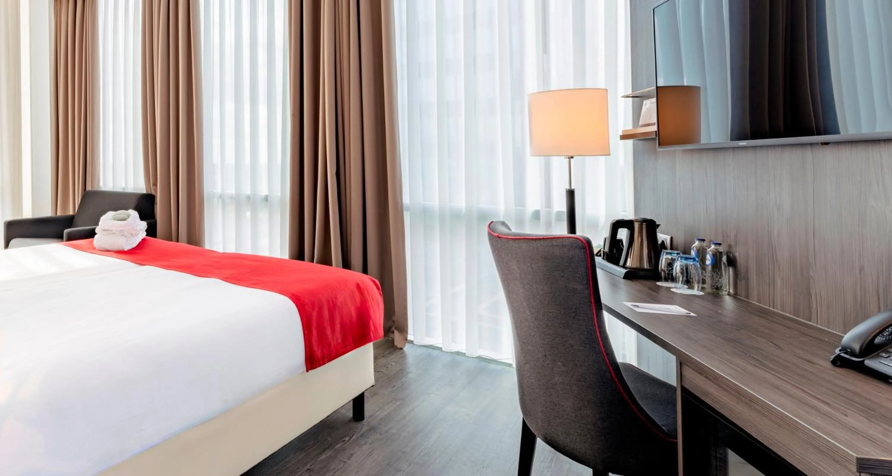 TV and multimedia, Bed in PLAZA Premium Almere