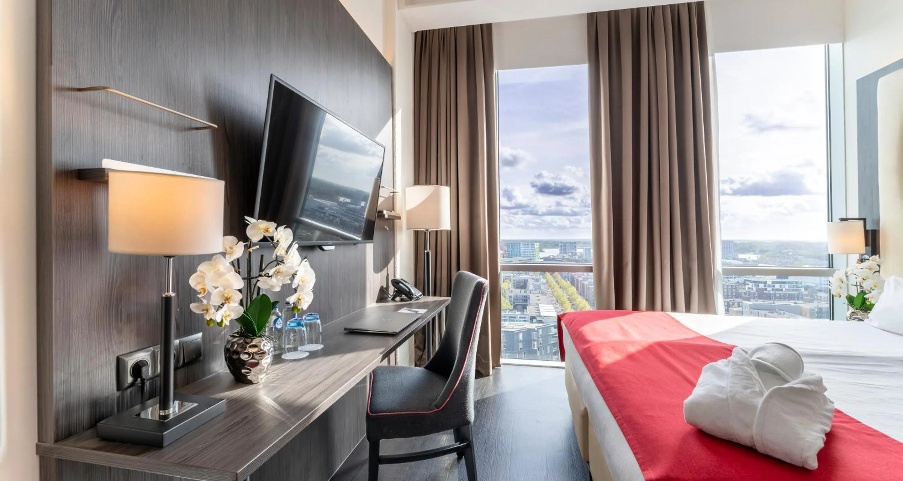 TV and multimedia, Bed in PLAZA Premium Almere