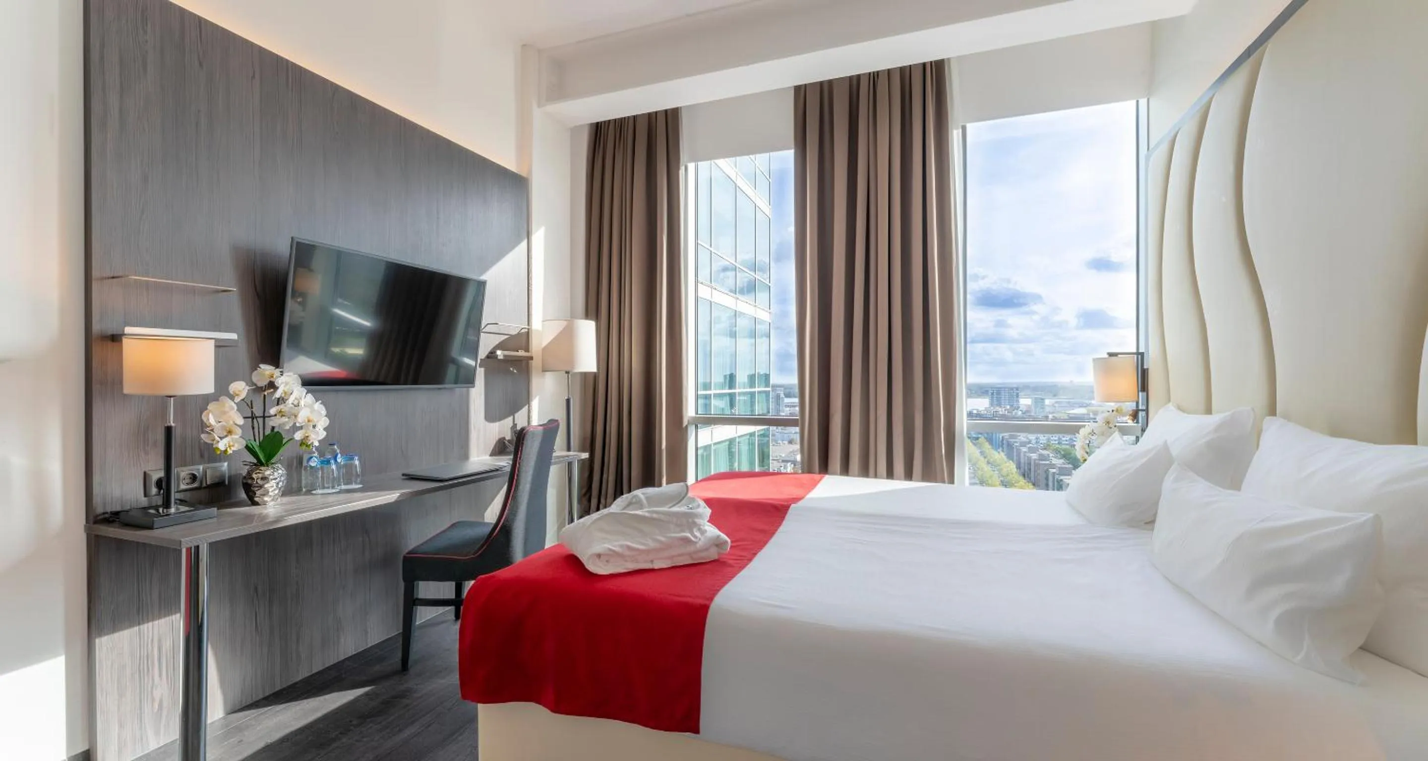 TV and multimedia, Bed in PLAZA Premium Almere