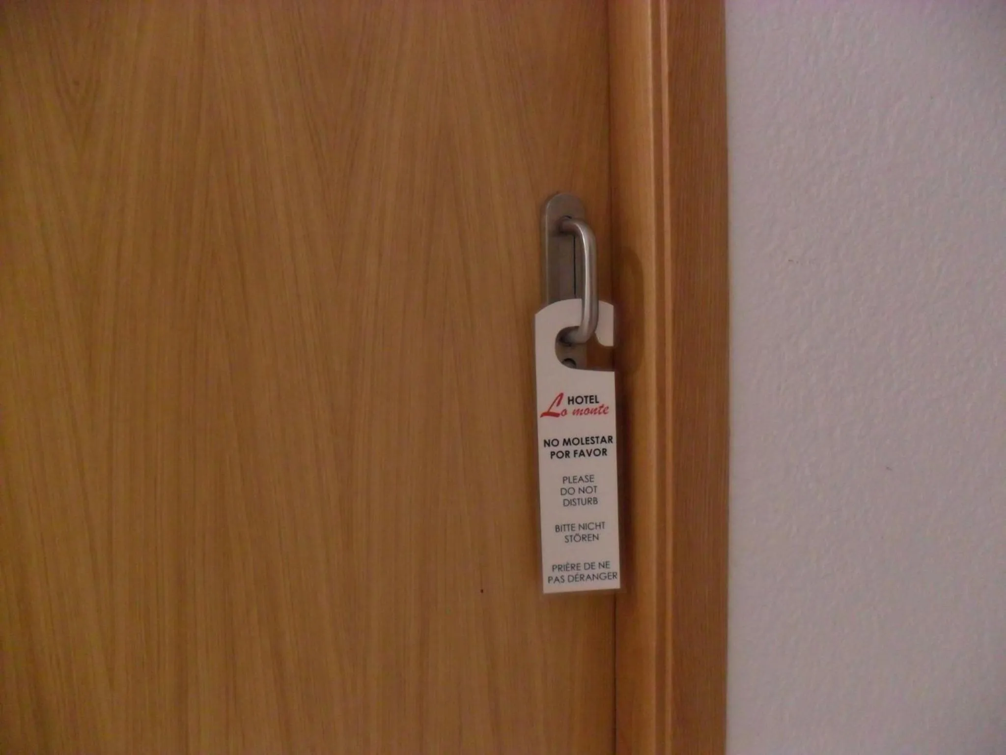 Text overlay in Hotel Lo Monte