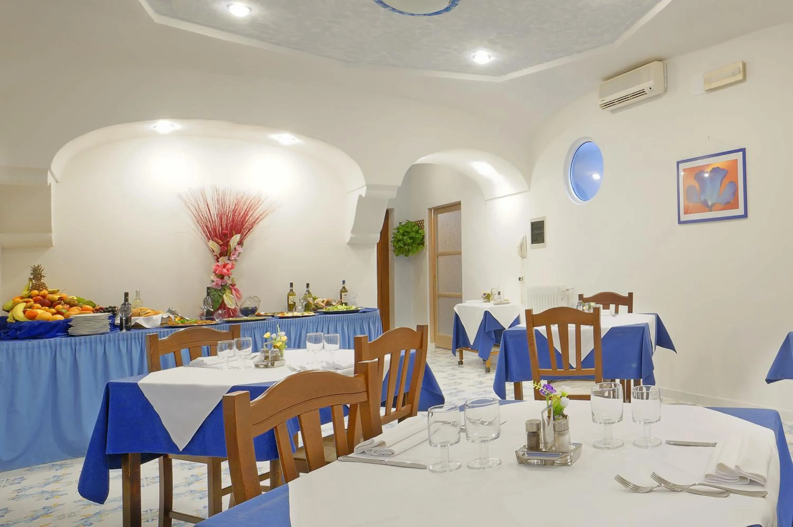 Restaurant/places to eat in Iris Hotel