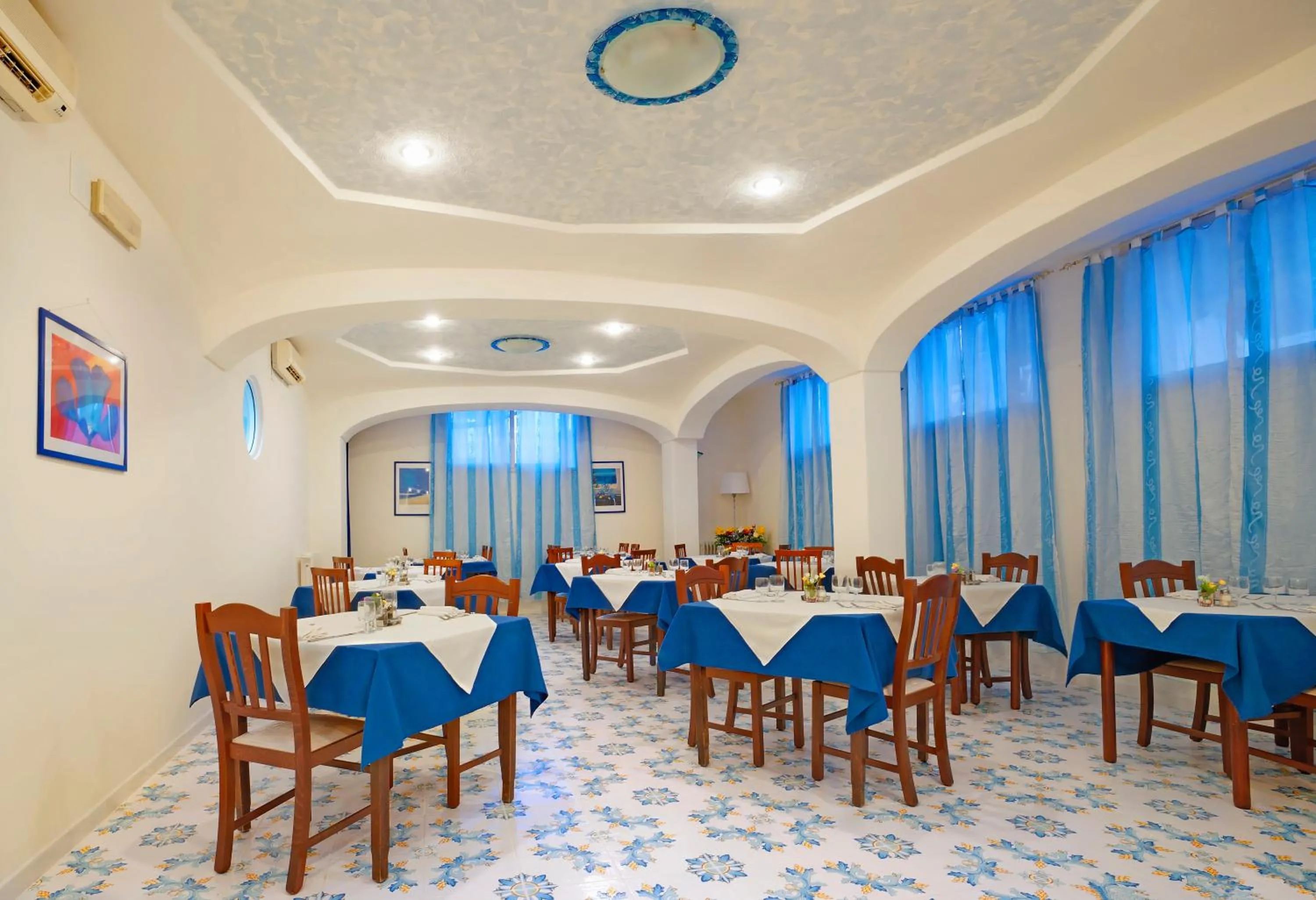 Restaurant/places to eat in Iris Hotel