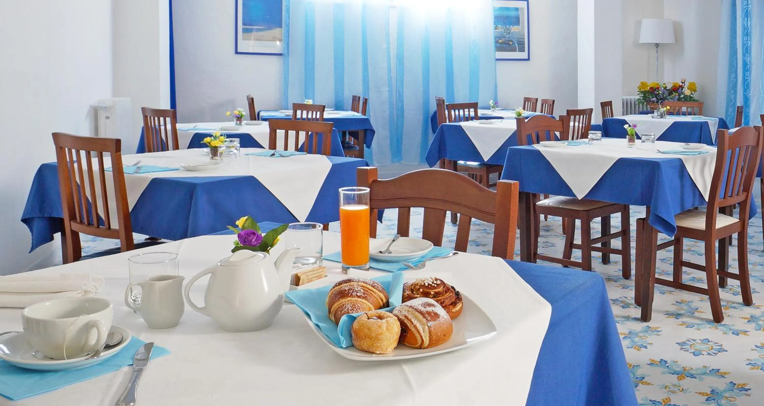 Restaurant/places to eat in Iris Hotel