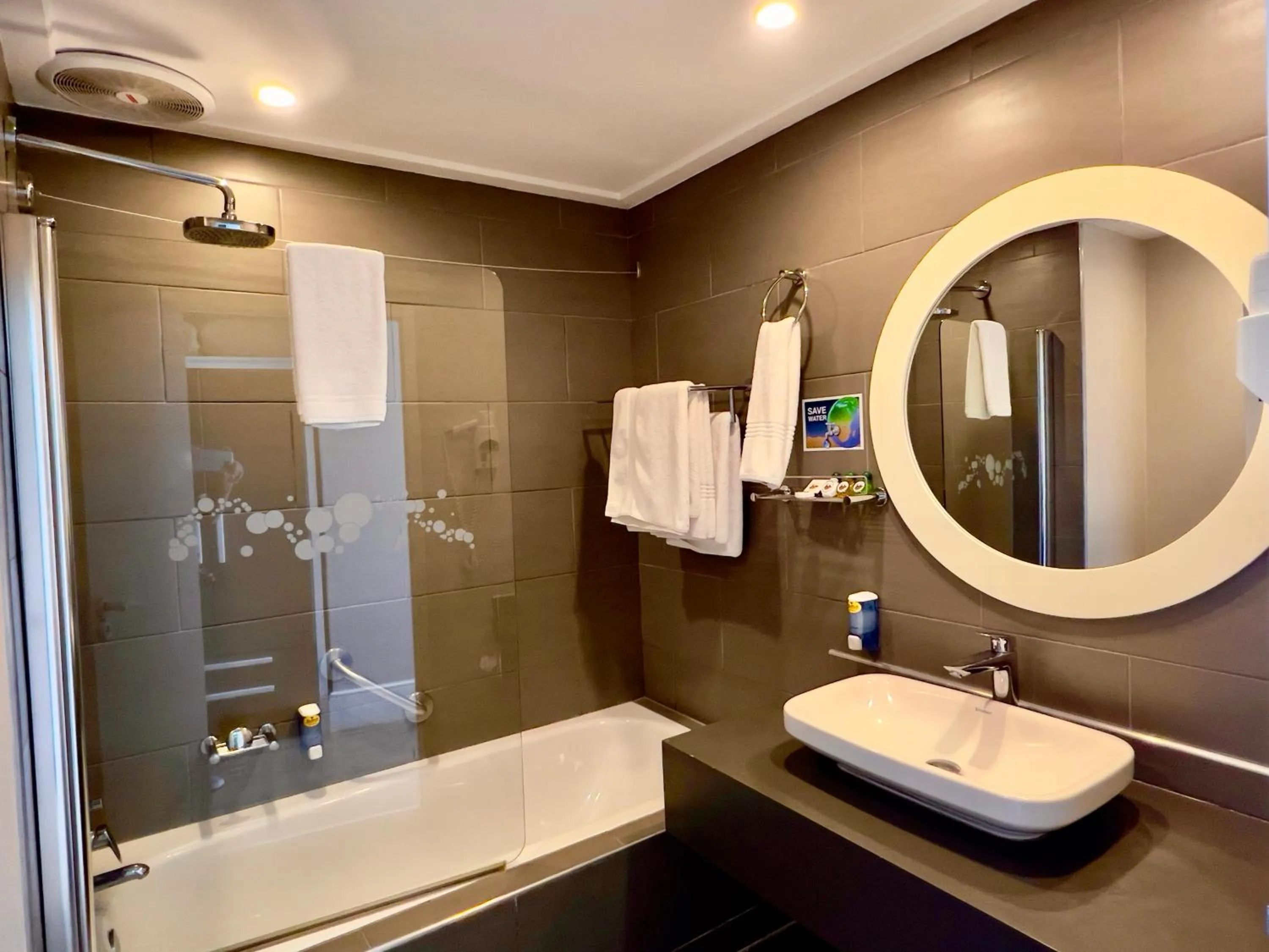 Bathroom in Lüderitz Nest Hotel