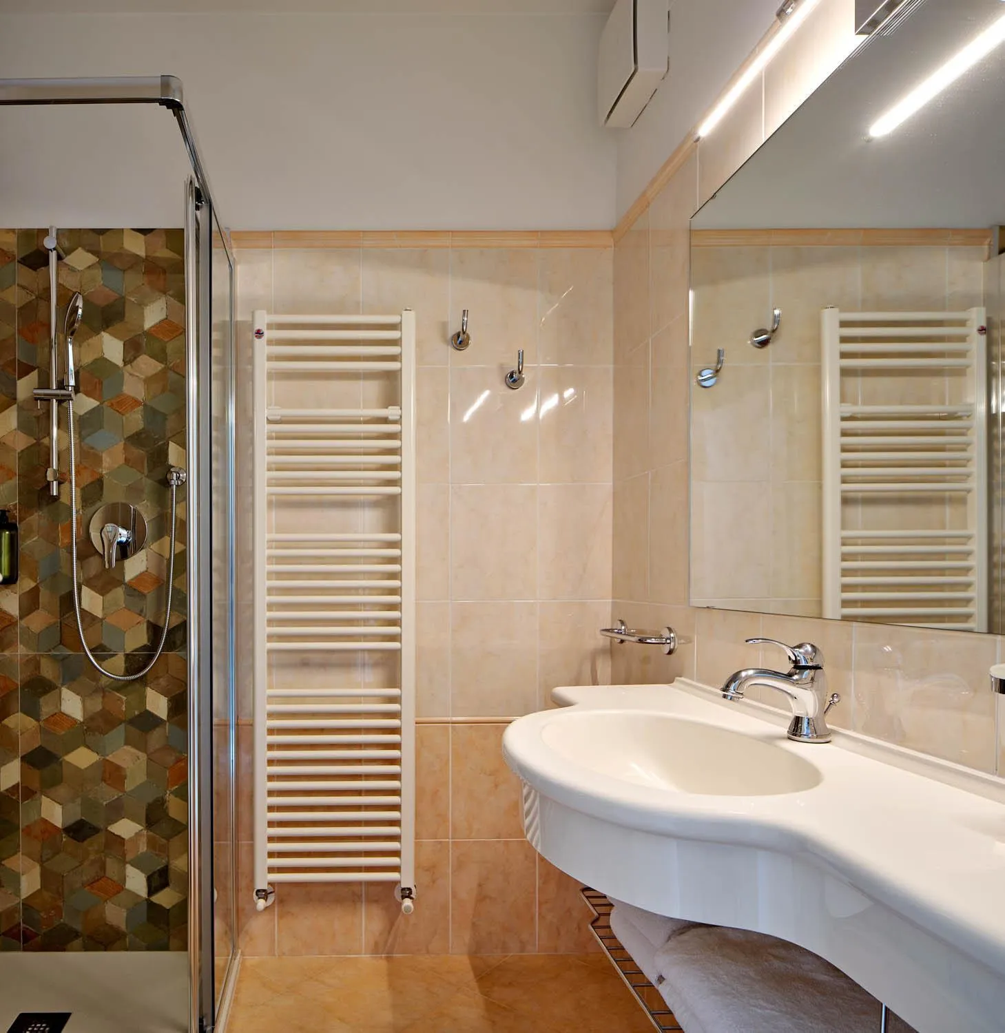 Shower in Hotel Oasi Beach