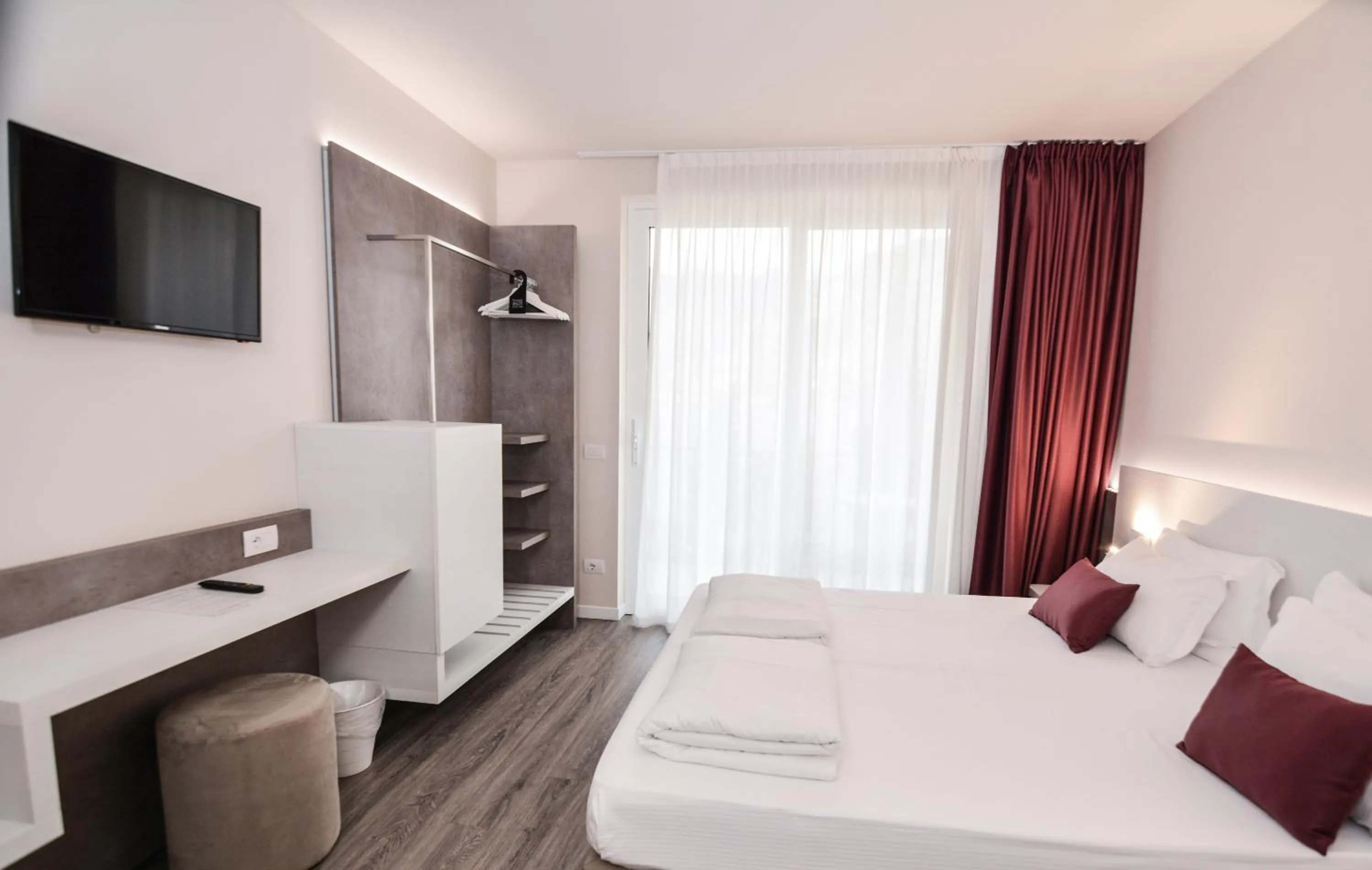 Bedroom, Bed in Hotel Oasi Beach