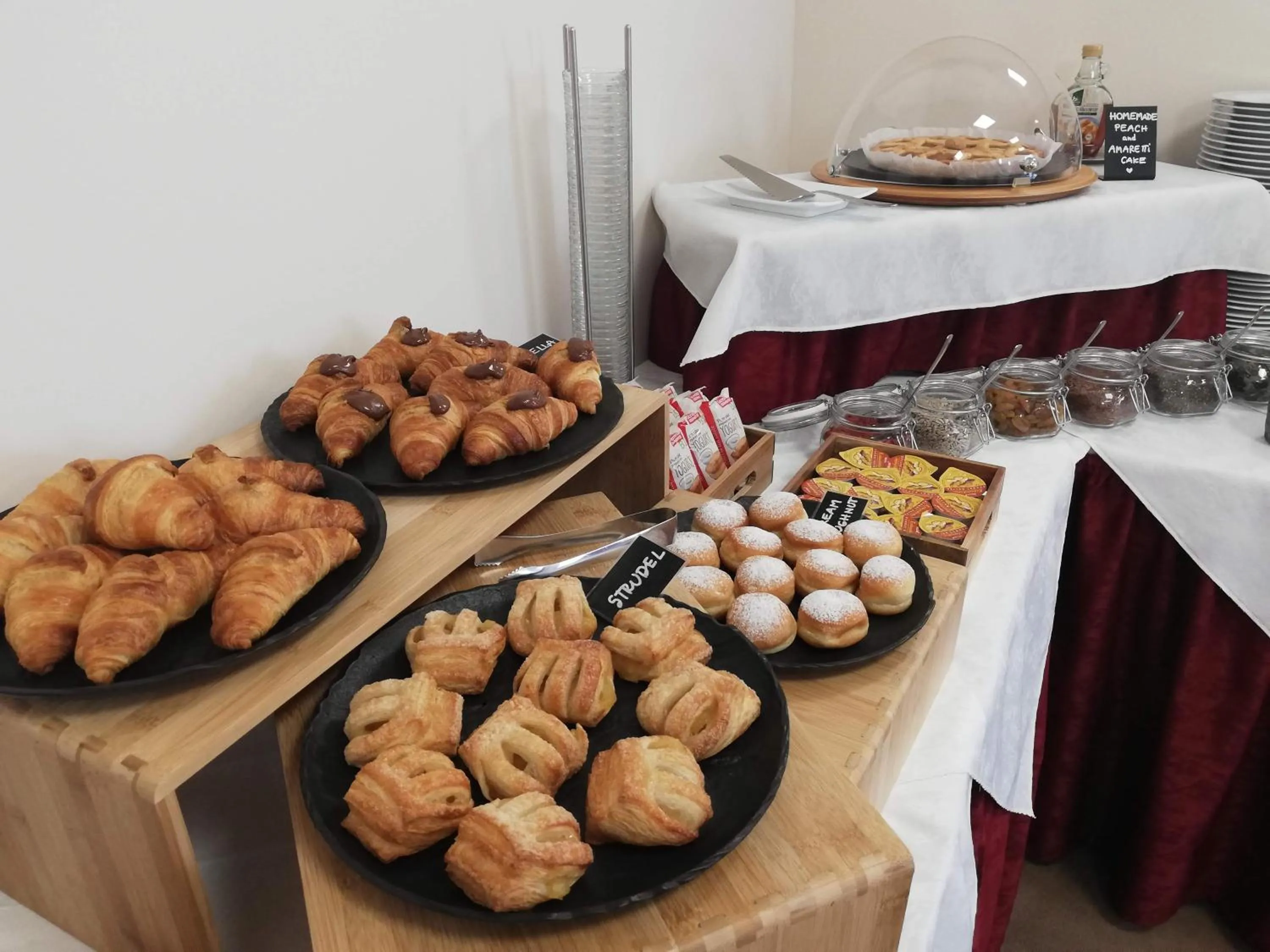 Breakfast in Hotel Oasi Beach