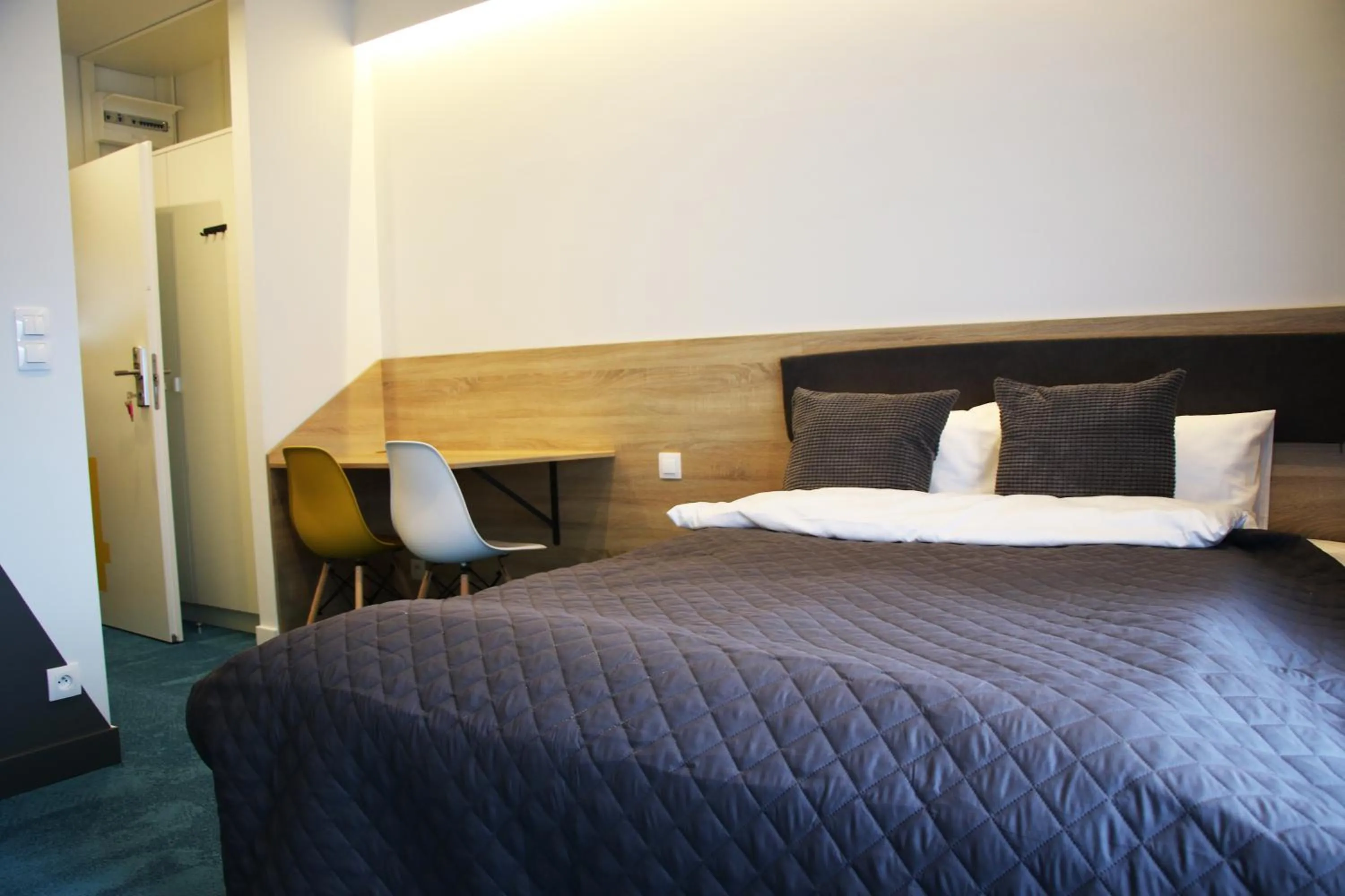 Shower, Bed in Lemon Plaza Hotel