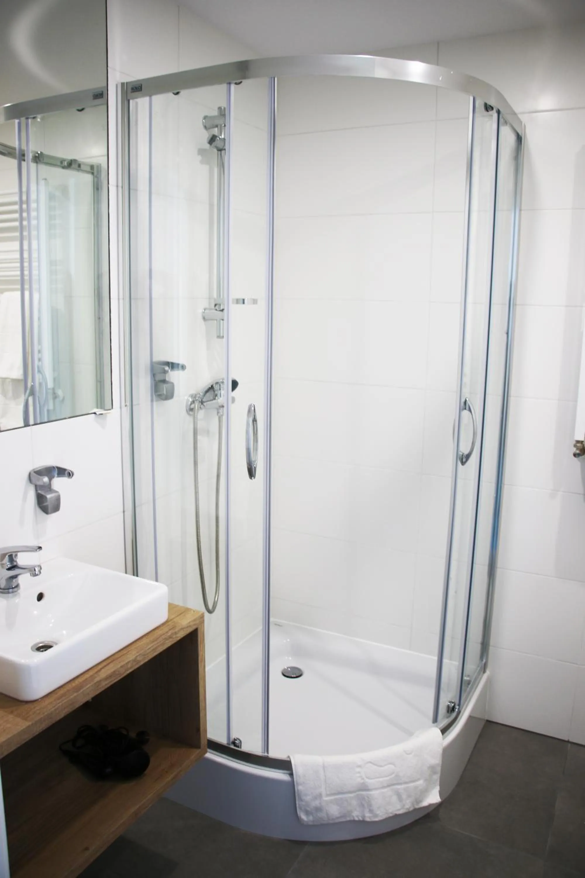 Shower in Lemon Plaza Hotel