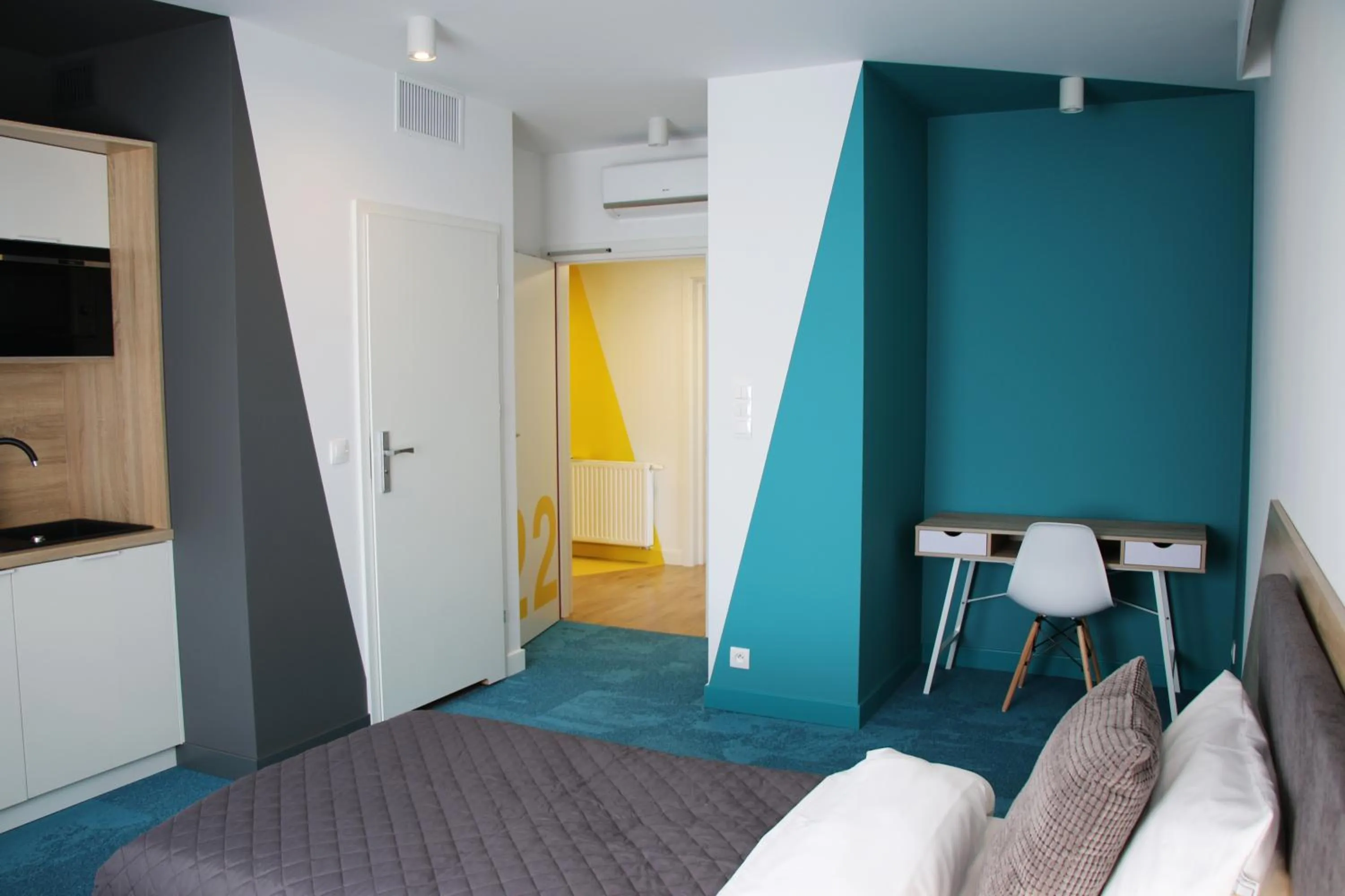 Shower, Bed in Lemon Plaza Hotel