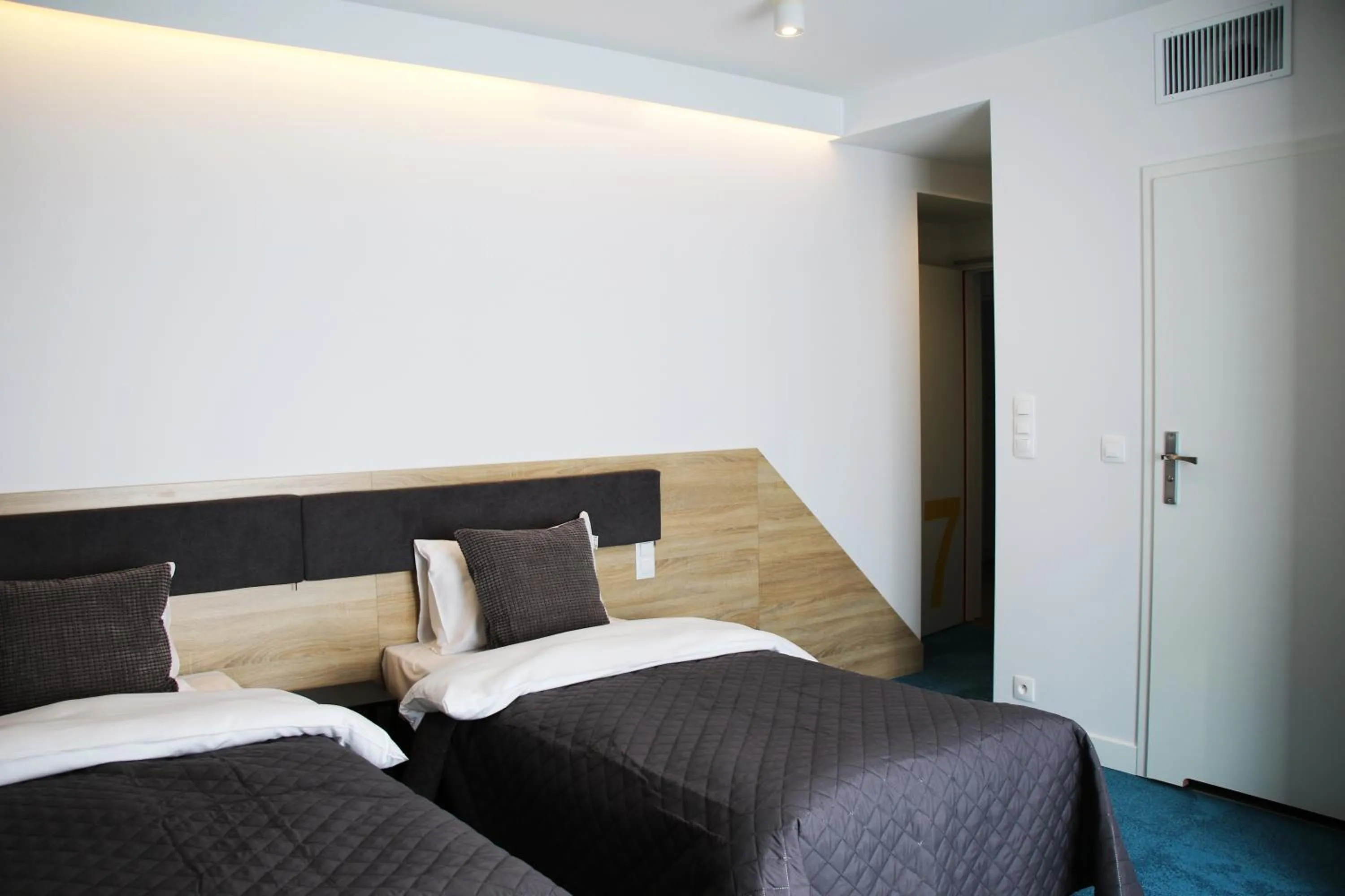 Shower, Bed in Lemon Plaza Hotel