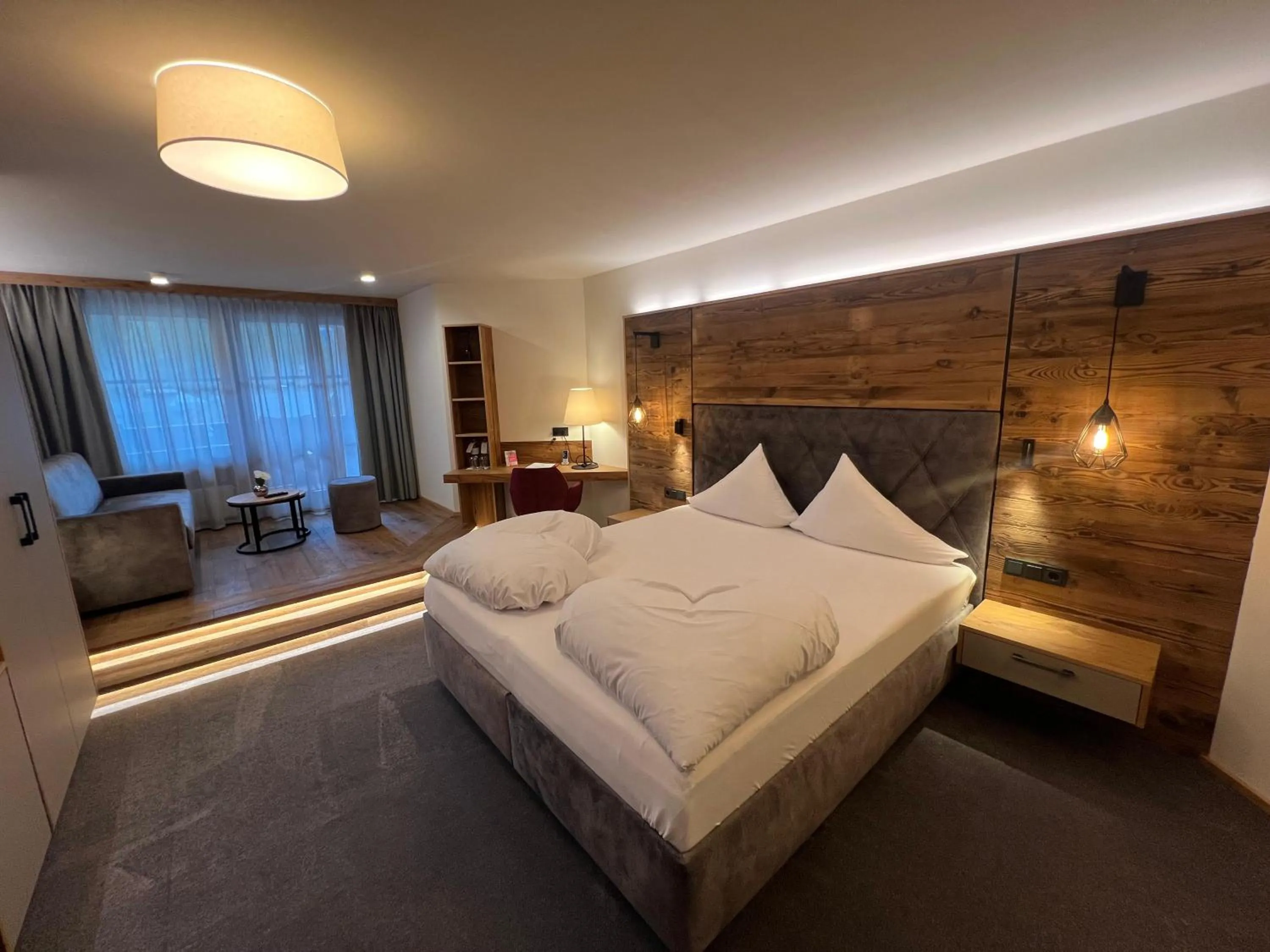 Photo of the whole room, Bed in Wellnesshotel ...liebes Rot-Flüh