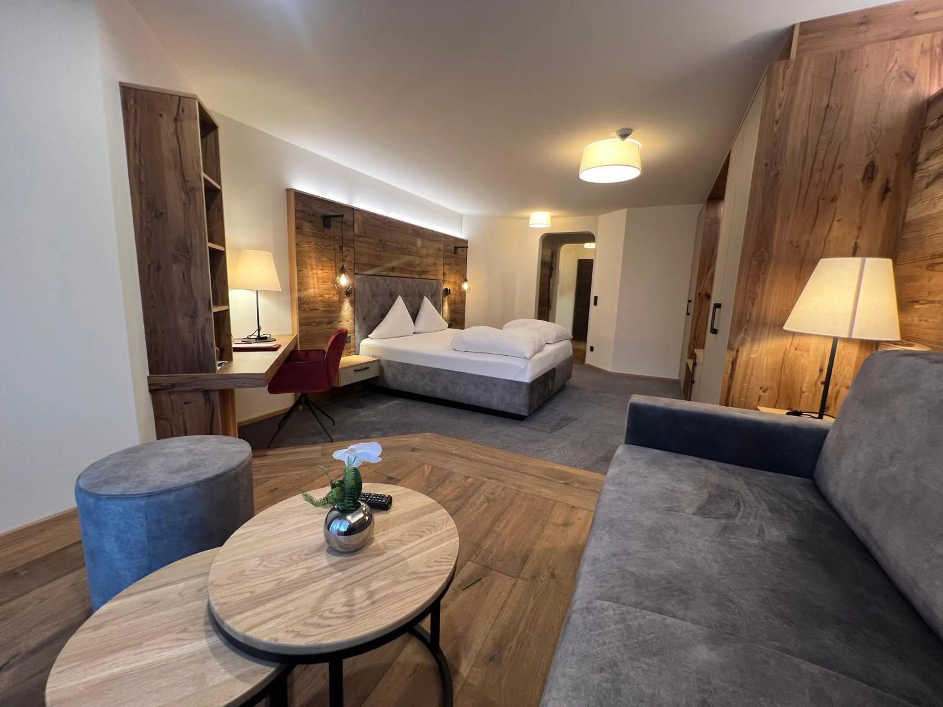 Photo of the whole room, Bed in Wellnesshotel ...liebes Rot-Flüh