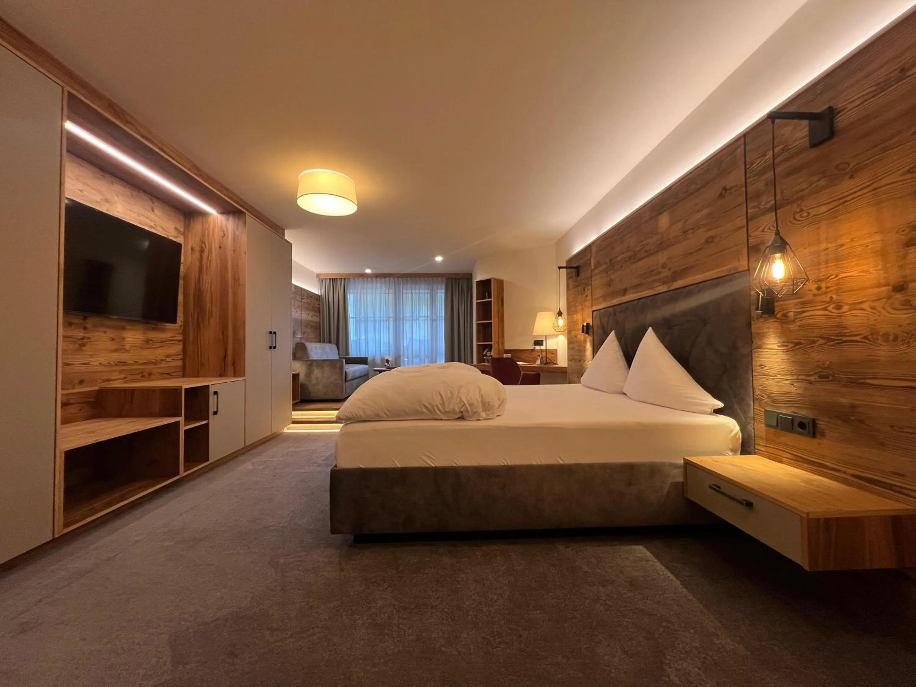 Photo of the whole room, Bed in Wellnesshotel ...liebes Rot-Flüh