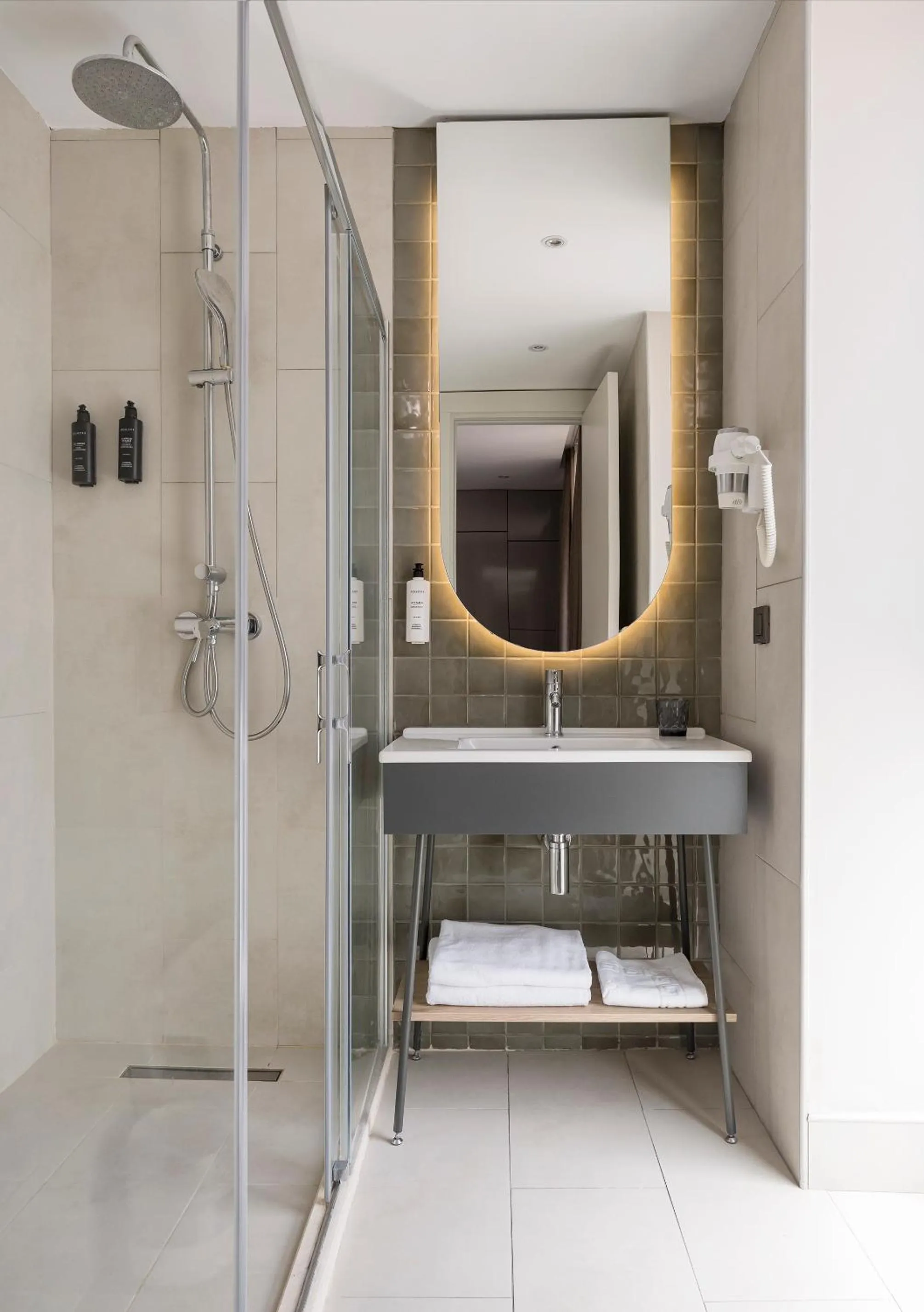 Shower in Upsuites Hotel