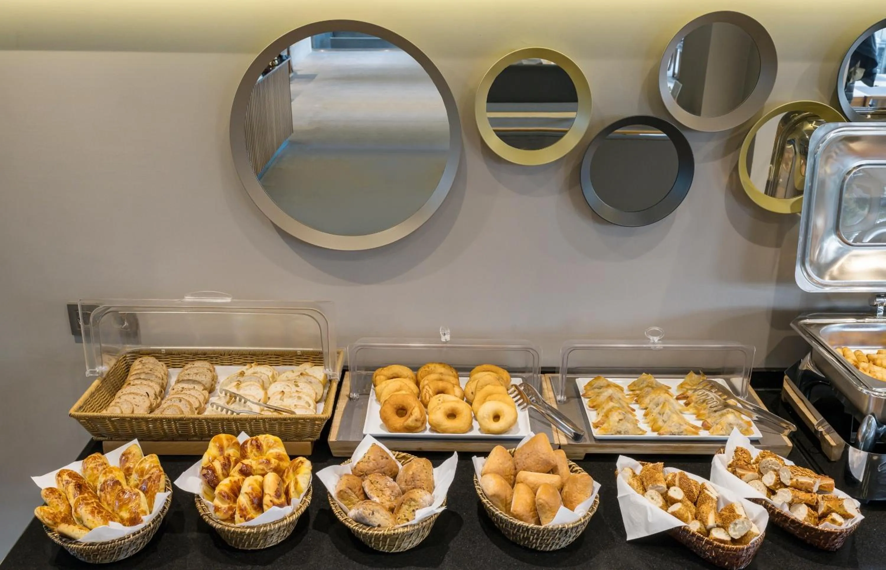 Food and drinks in Upsuites Hotel