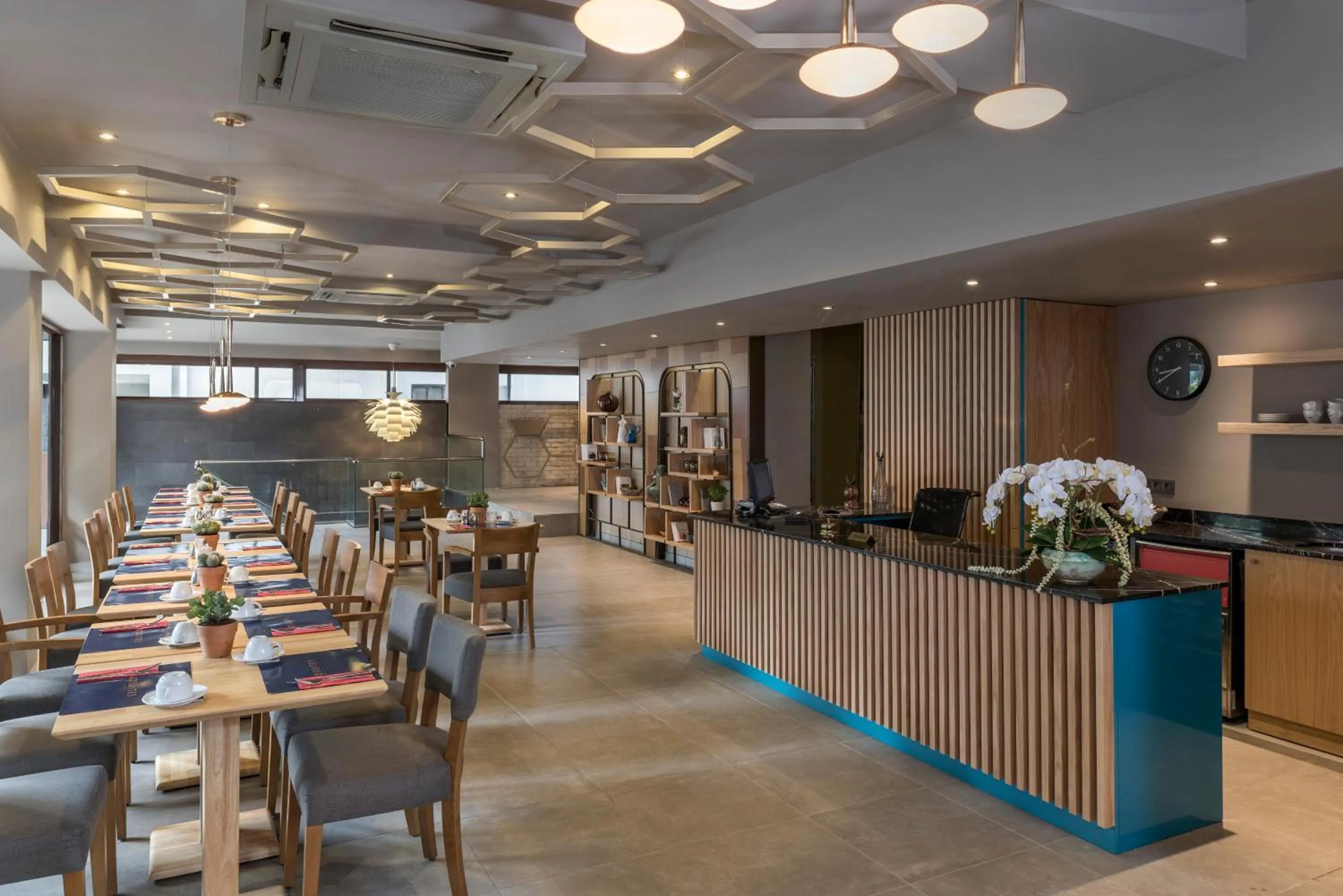 Living room in Upsuites Hotel