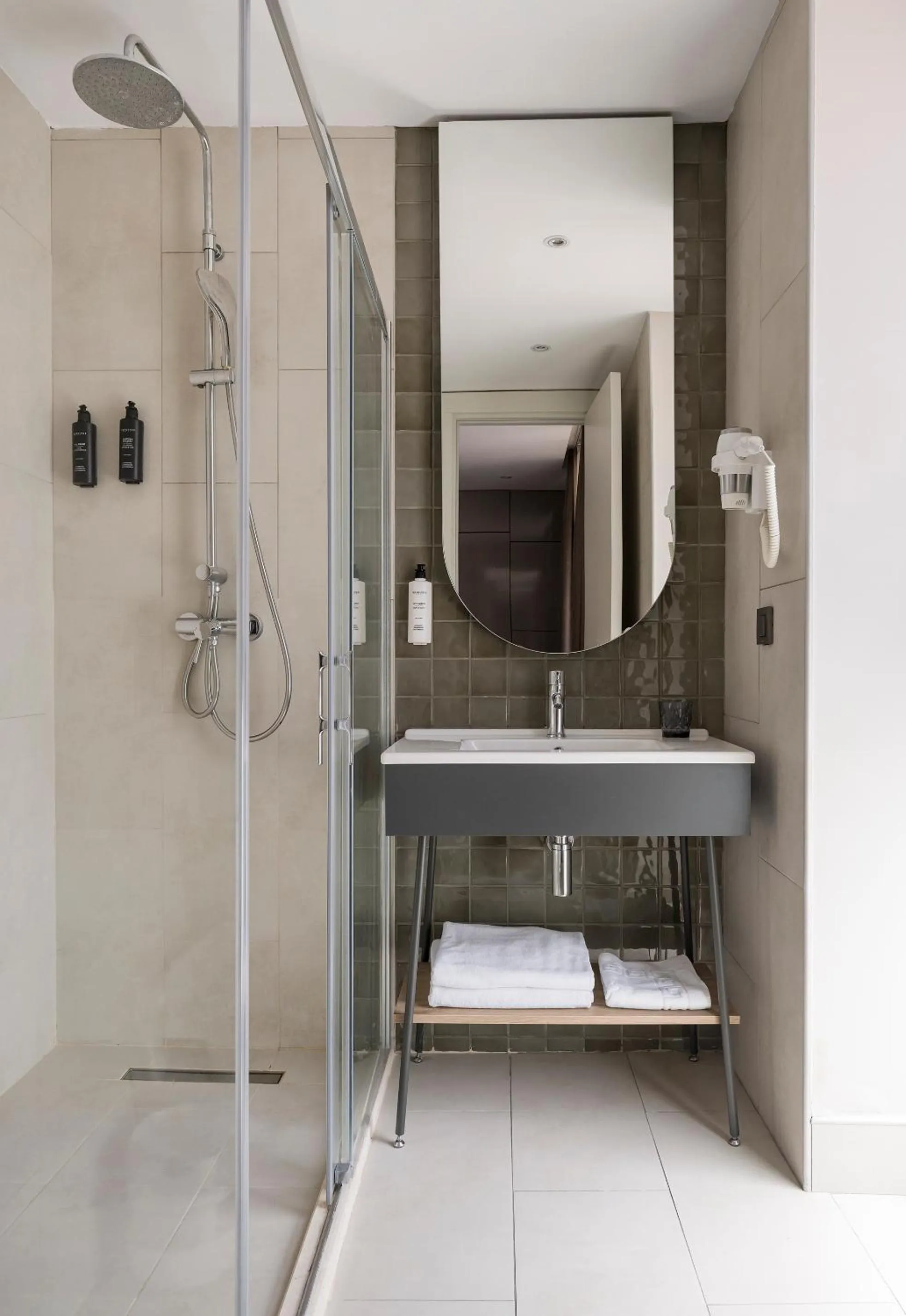 Shower in Upsuites Hotel