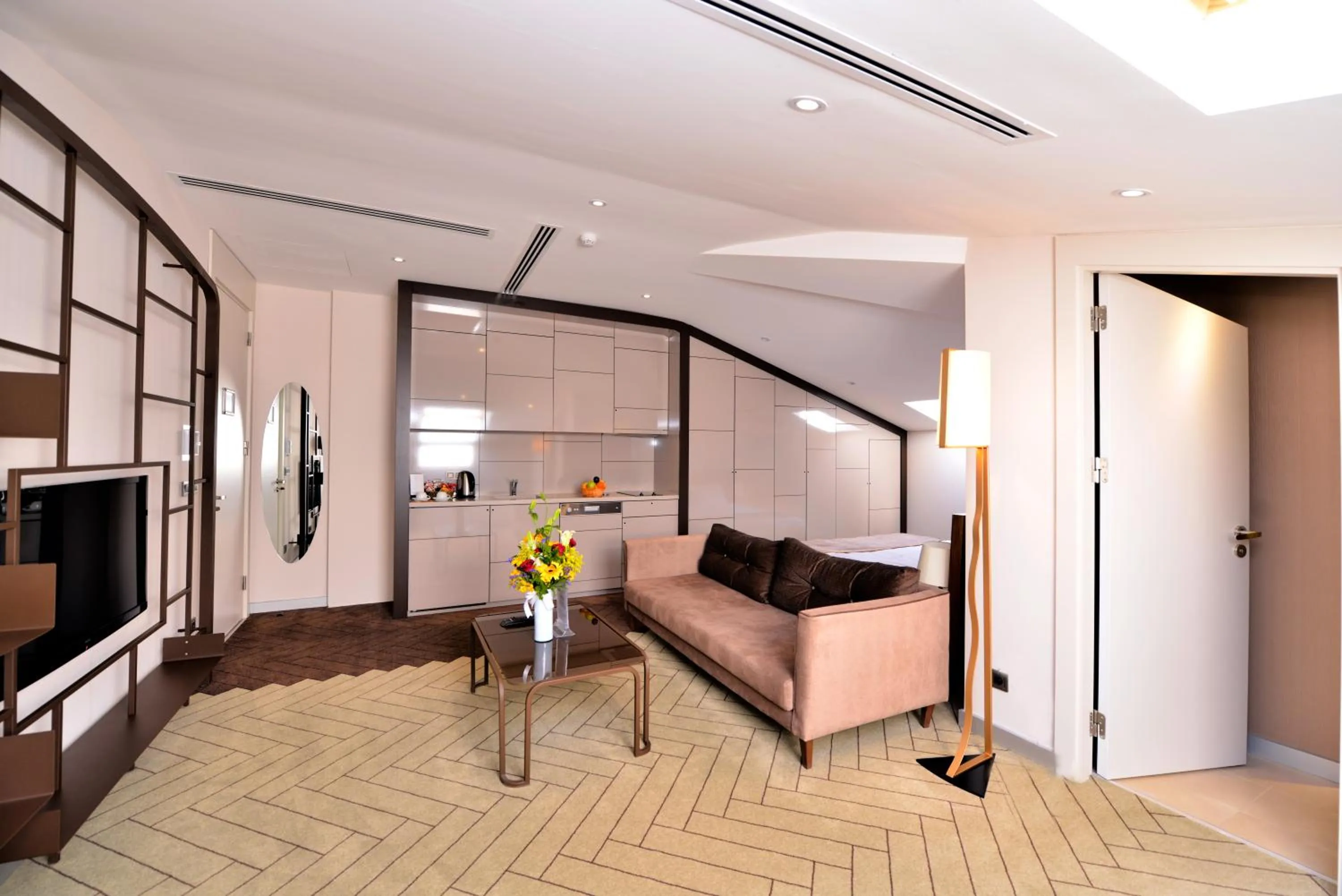 Living room in Upsuites Hotel