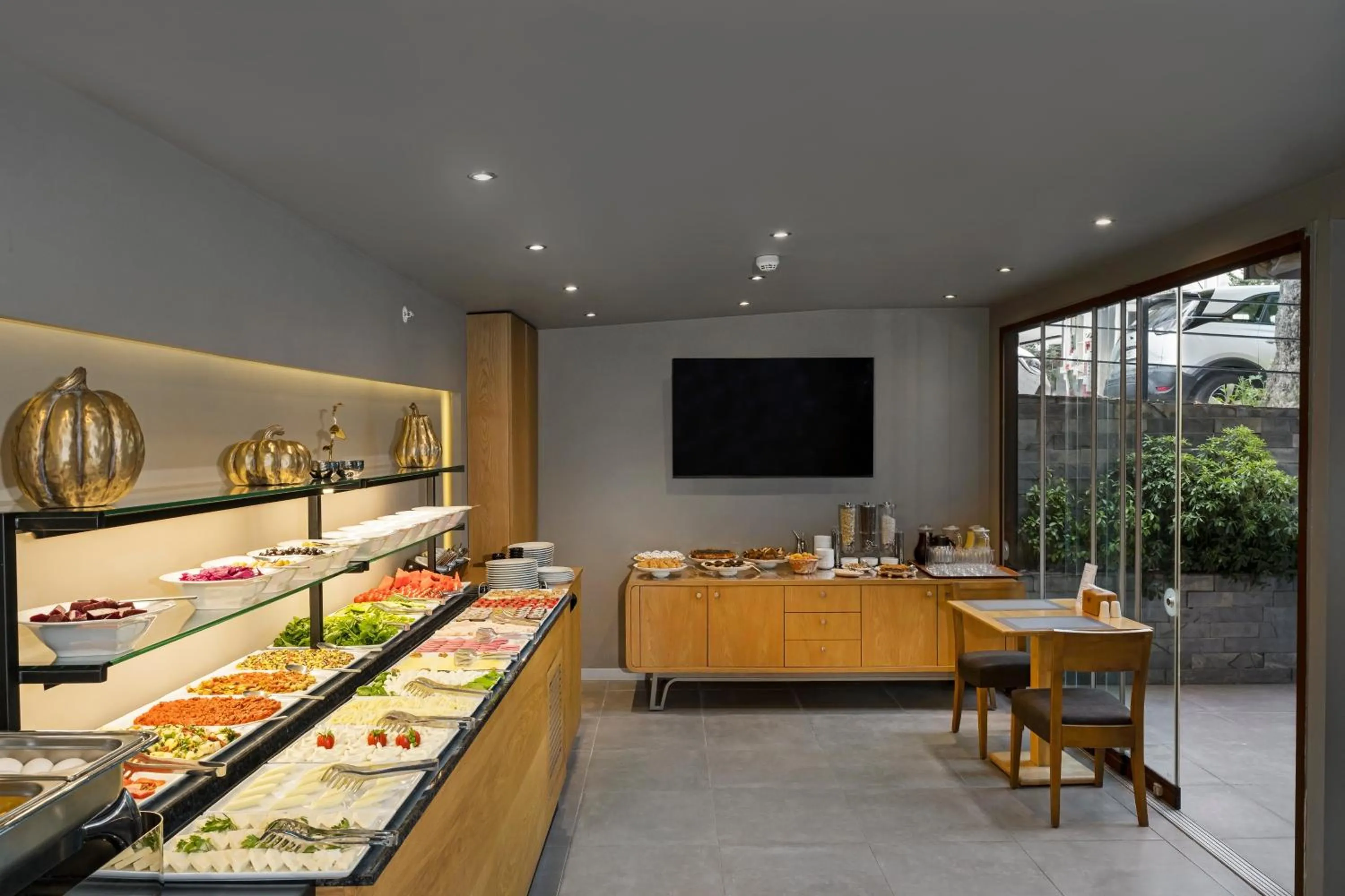 TV and multimedia in Upsuites Hotel