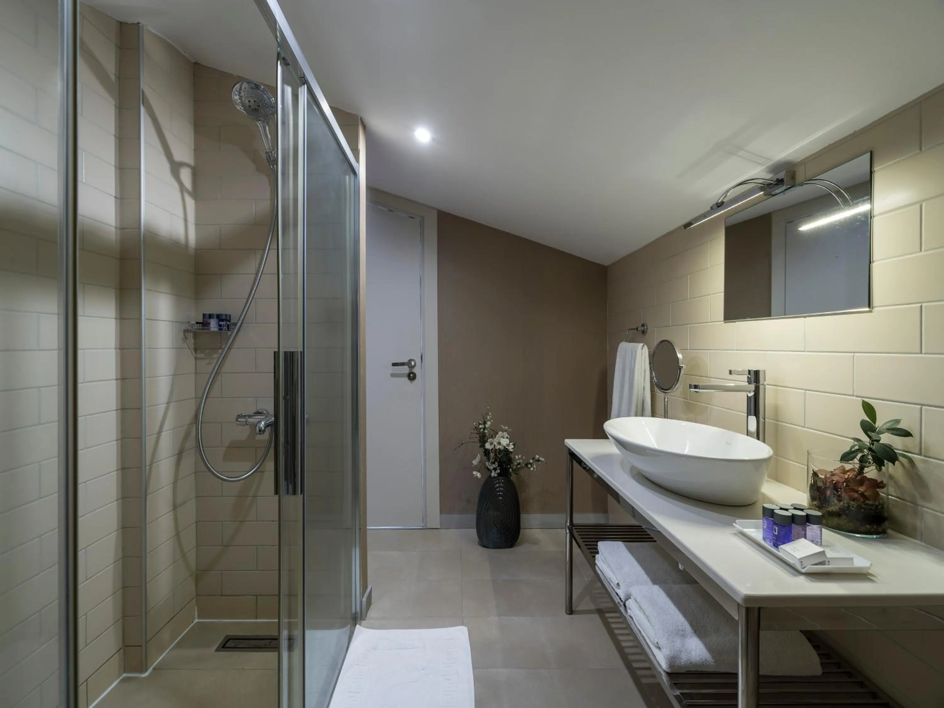 Shower in Upsuites Hotel